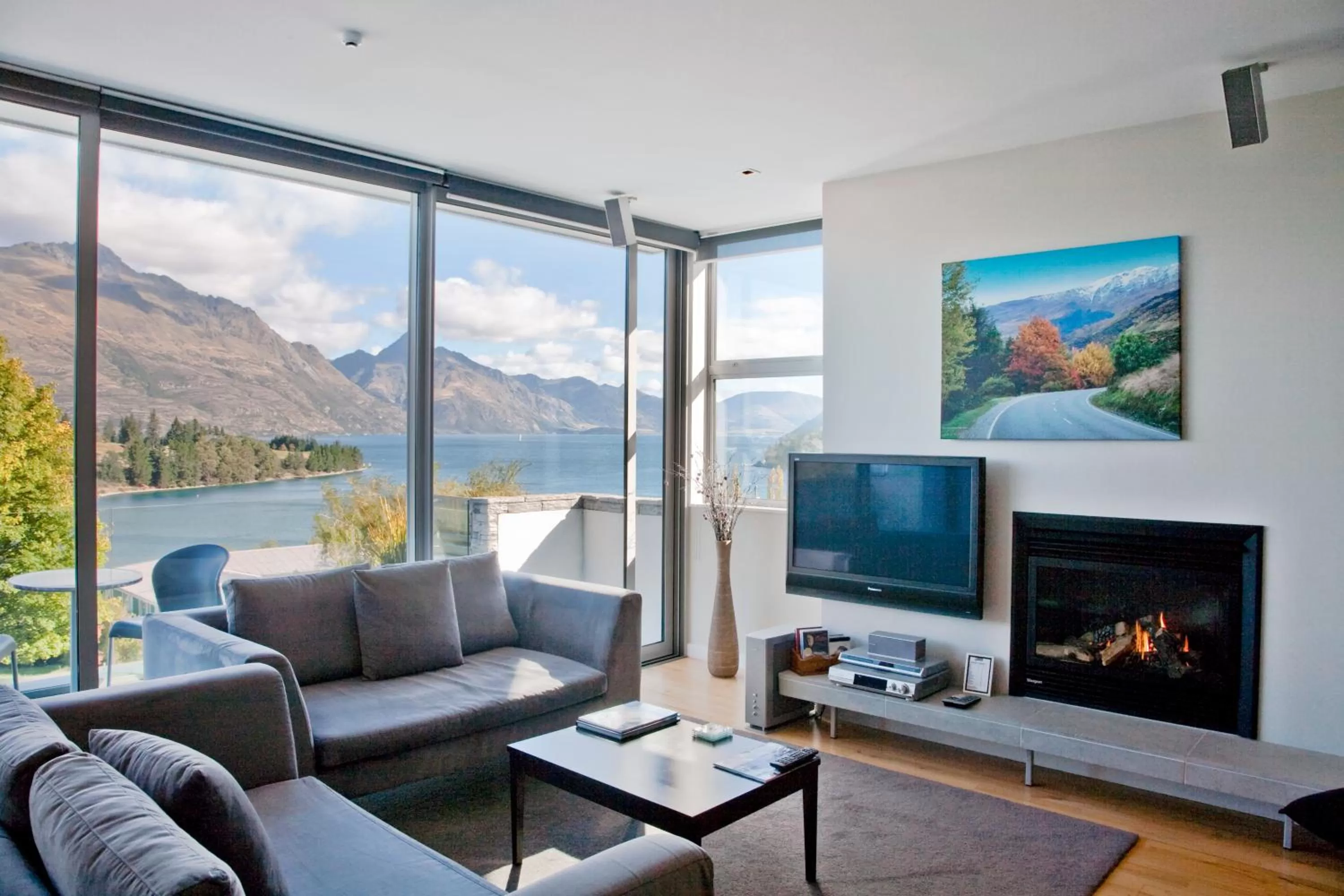 Lake View Two Bedroom Apartment with Balcony and Two Bathrooms in Swiss-Belsuites Pounamu Queenstown