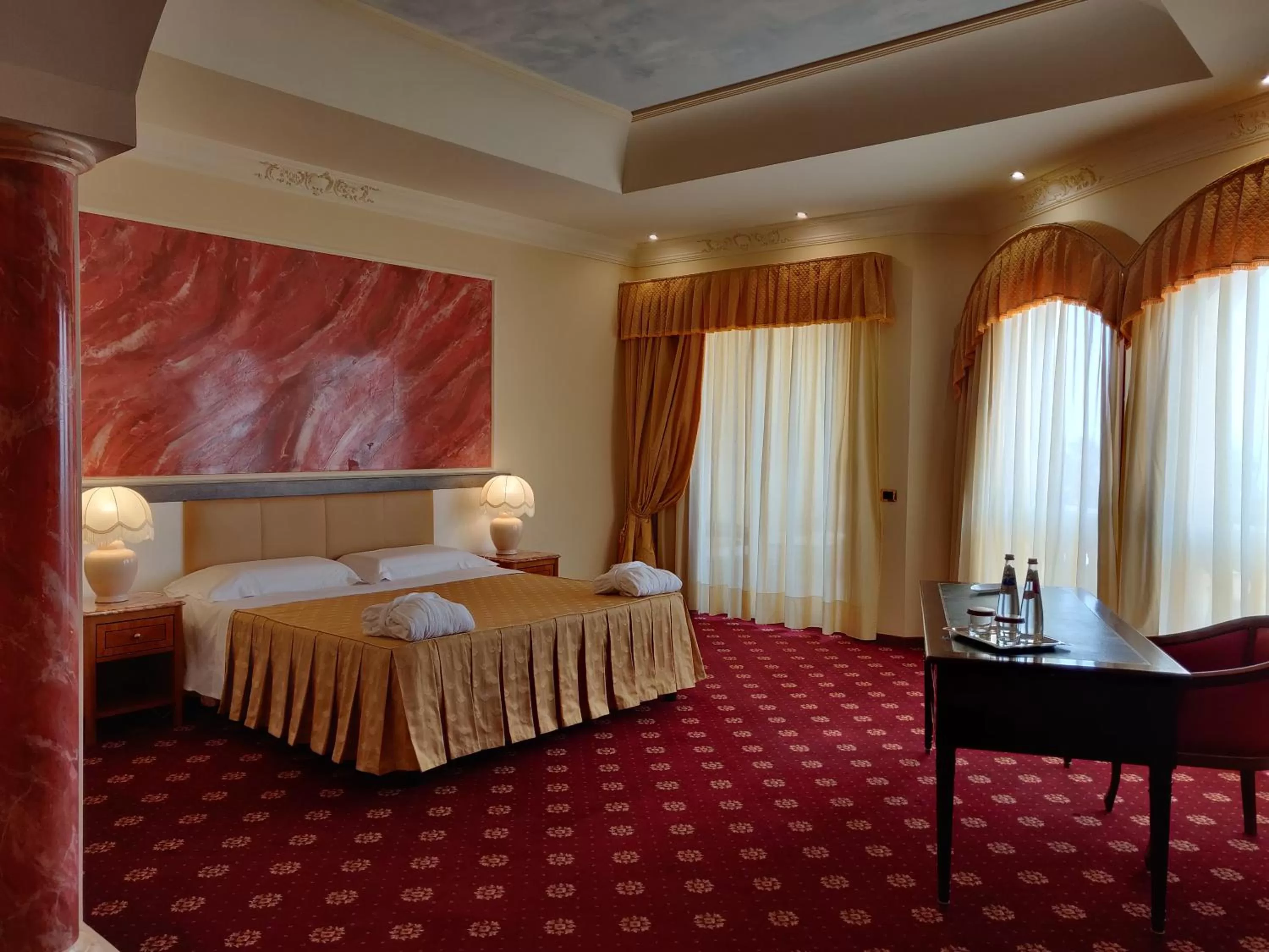 Deluxe Suite with Sea View in Parco dei Principi Hotel - Wedding & Events