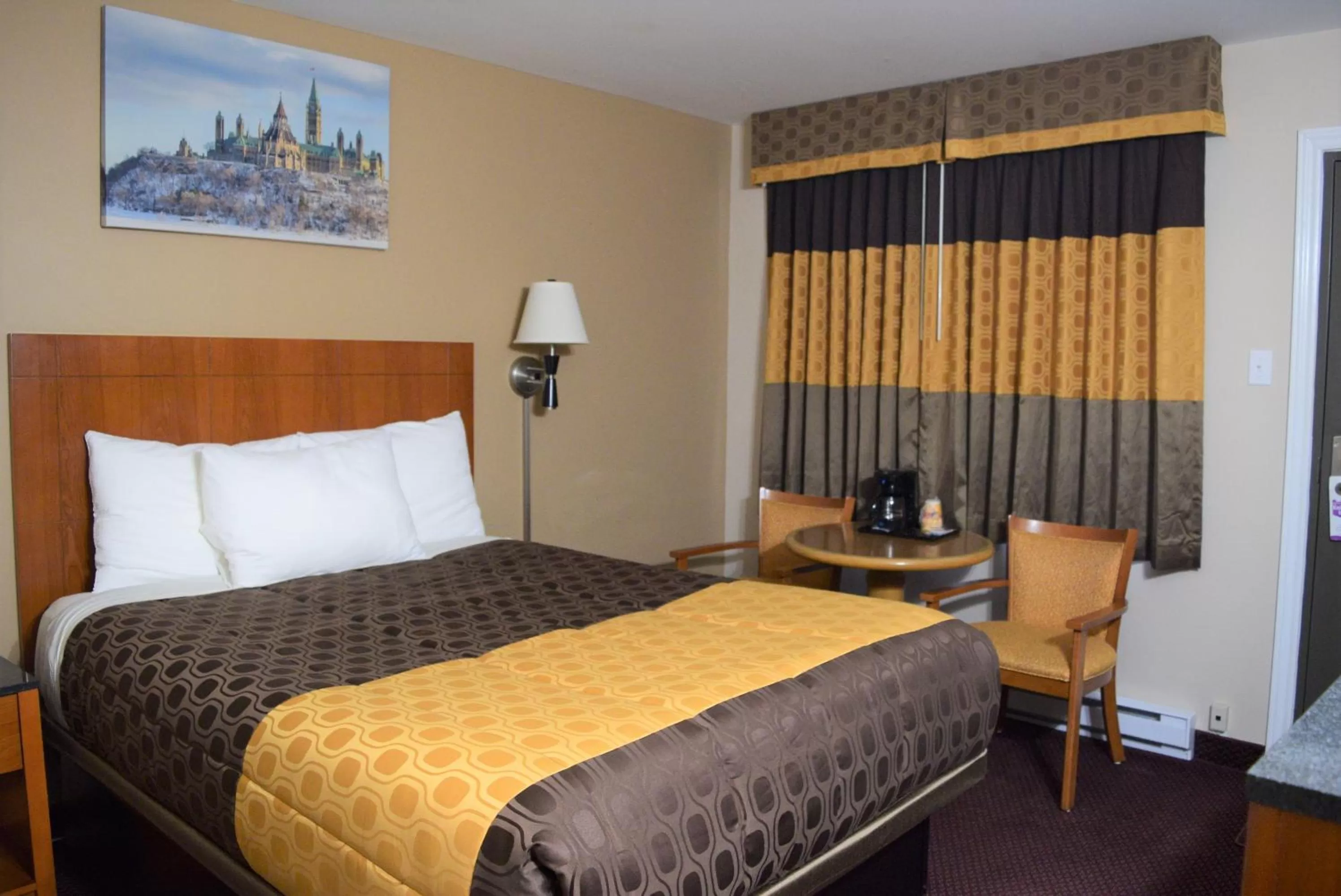 Queen Room - Non-Smoking in Knights Inn Arnprior