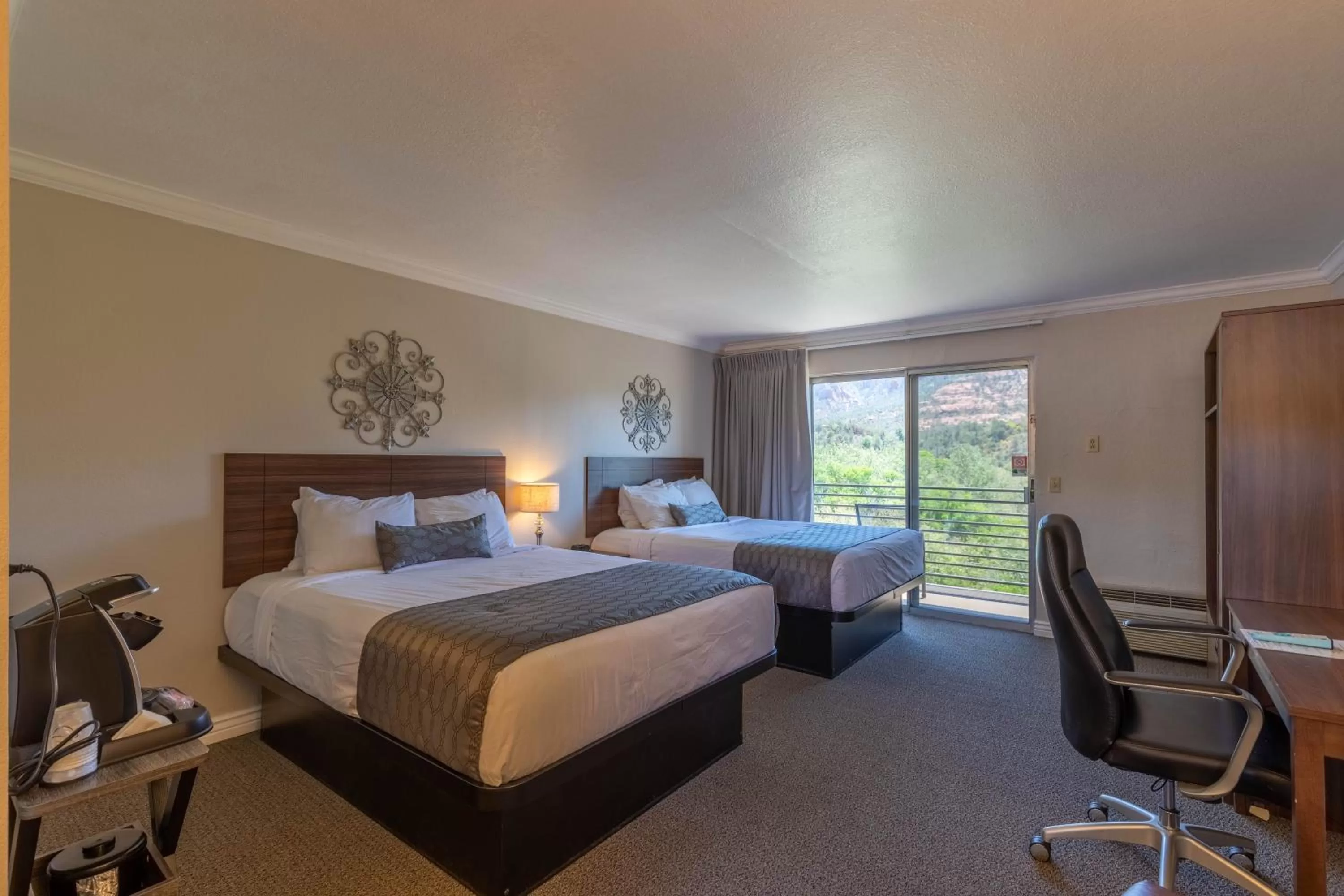 Queen Room with Balcony in Cedars Resort