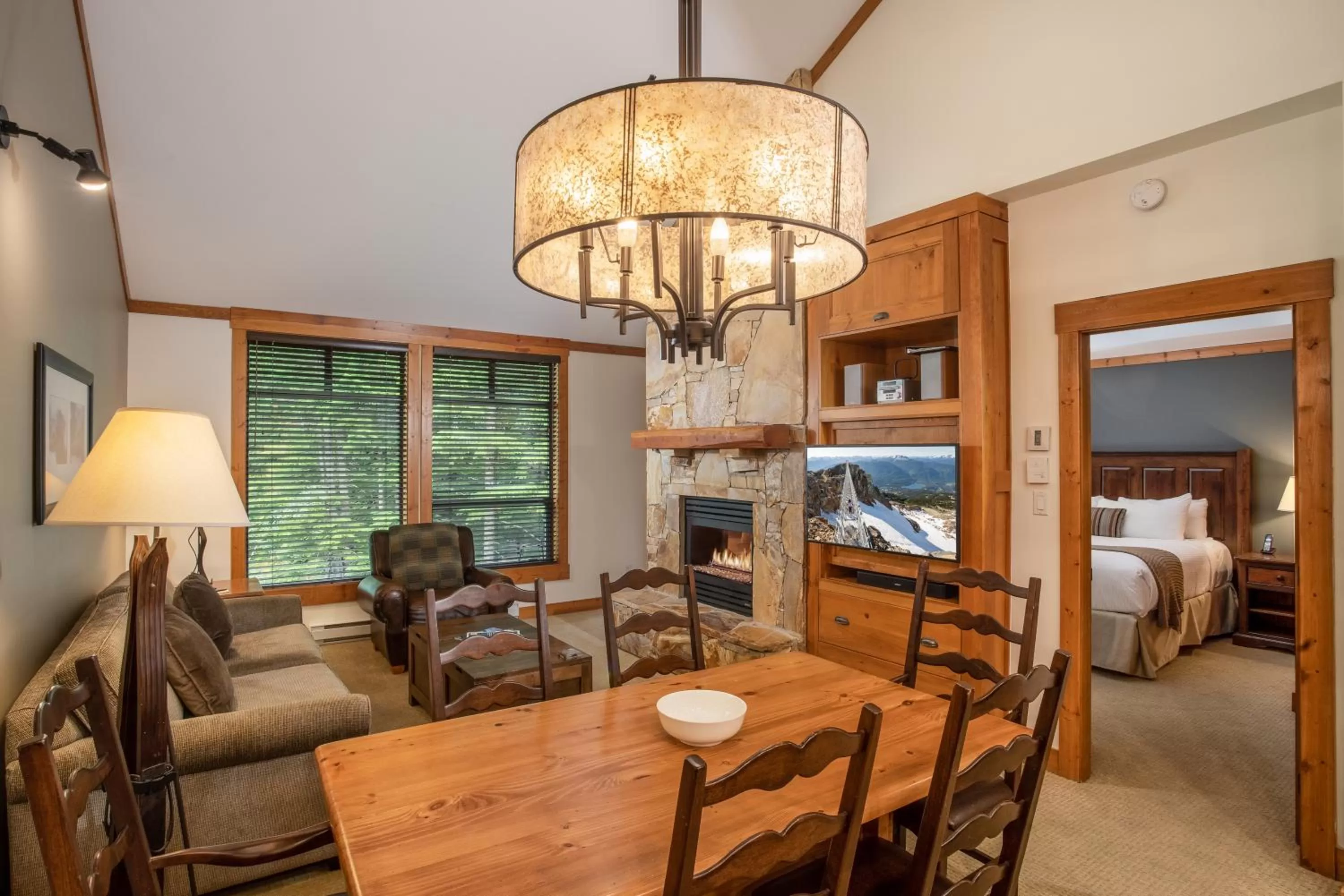 One-Bedroom Suite with Den in First Tracks Lodge