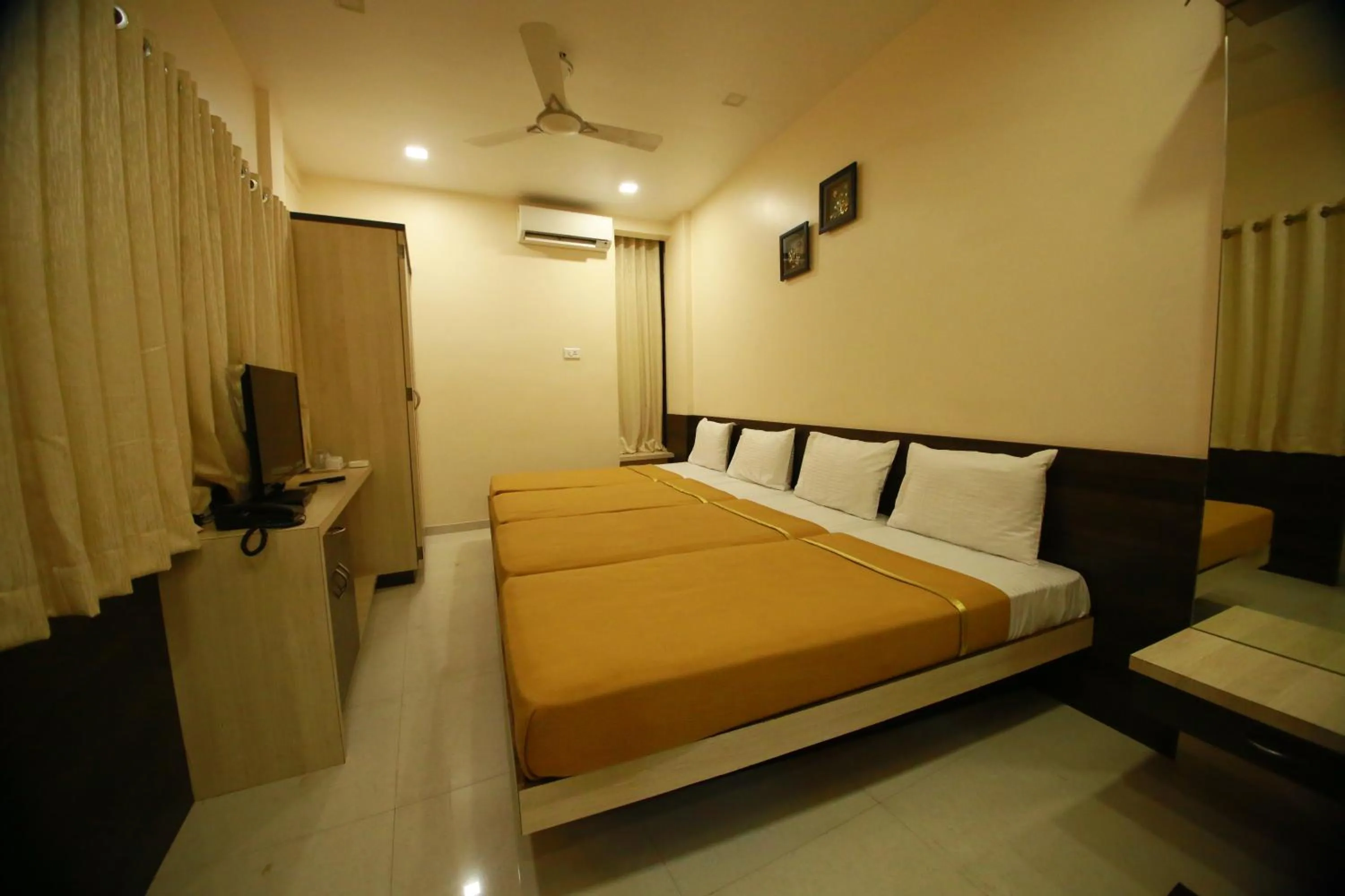 Deluxe Quadruple Room in Hotel Madhuri Executive
