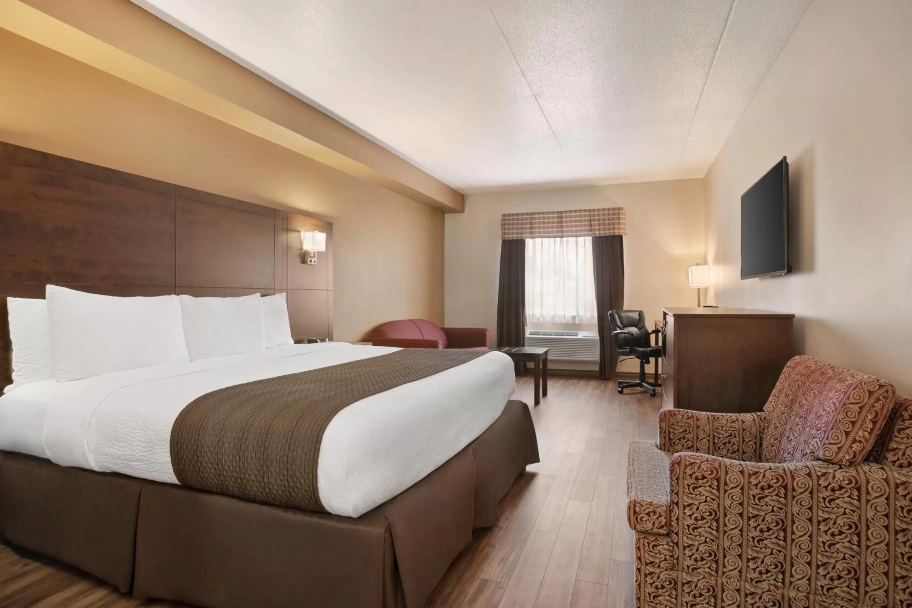 Deluxe King Room - Non-Smoking in Days Inn by Wyndham Leamington