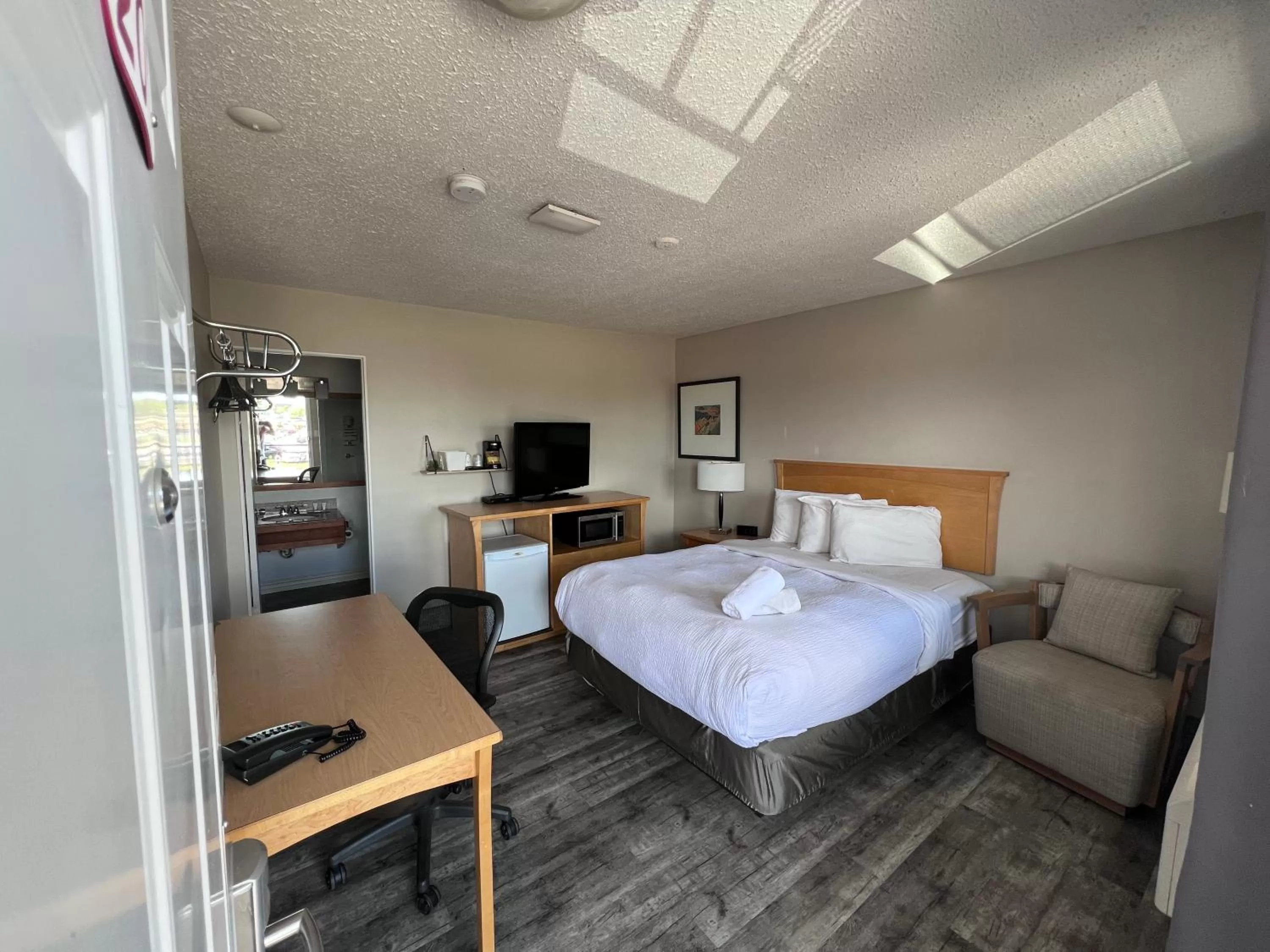 Queen Room - Smoking in Thriftlodge Saskatoon