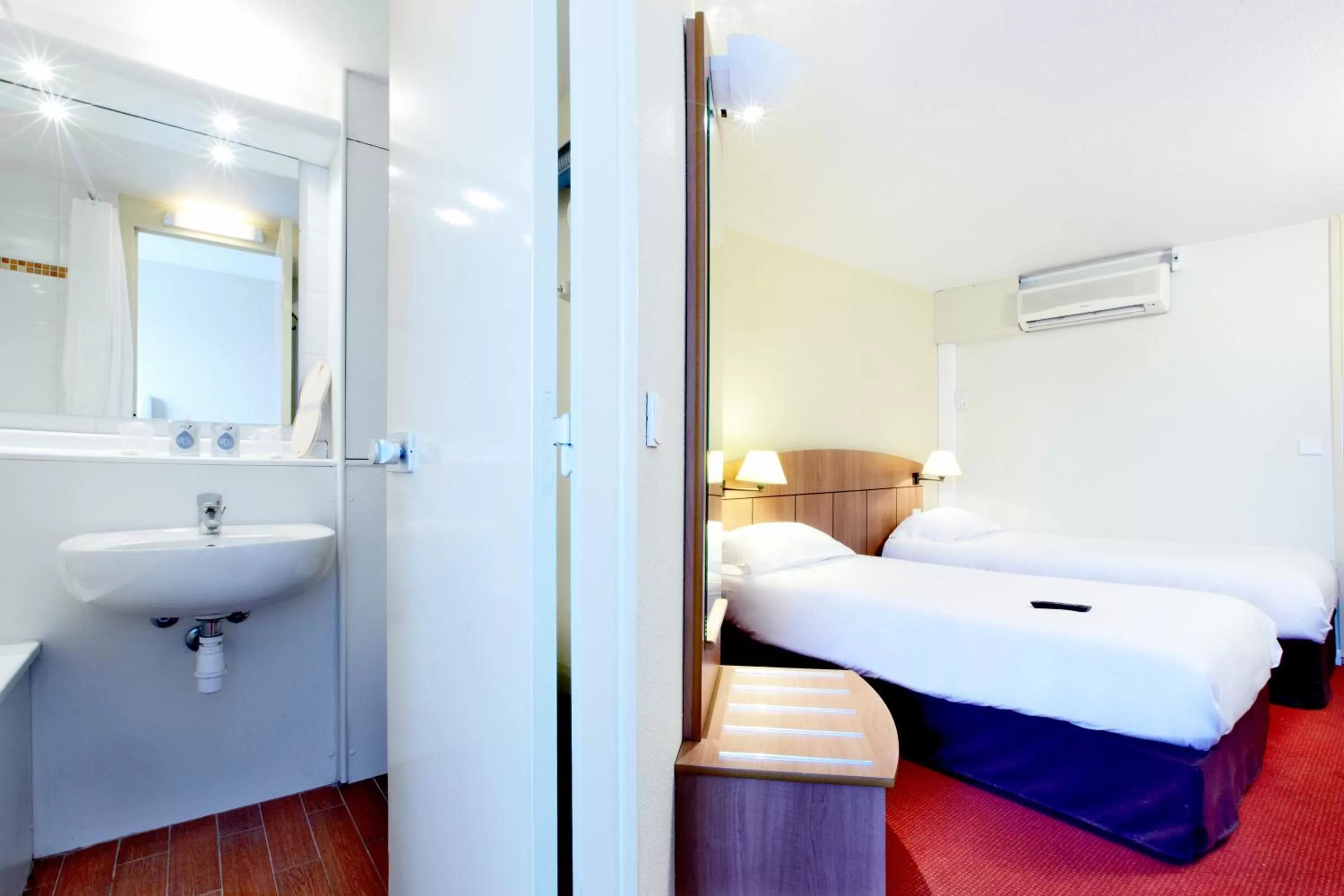 Twin Room in Kyriad Genève St-Genis-Pouilly