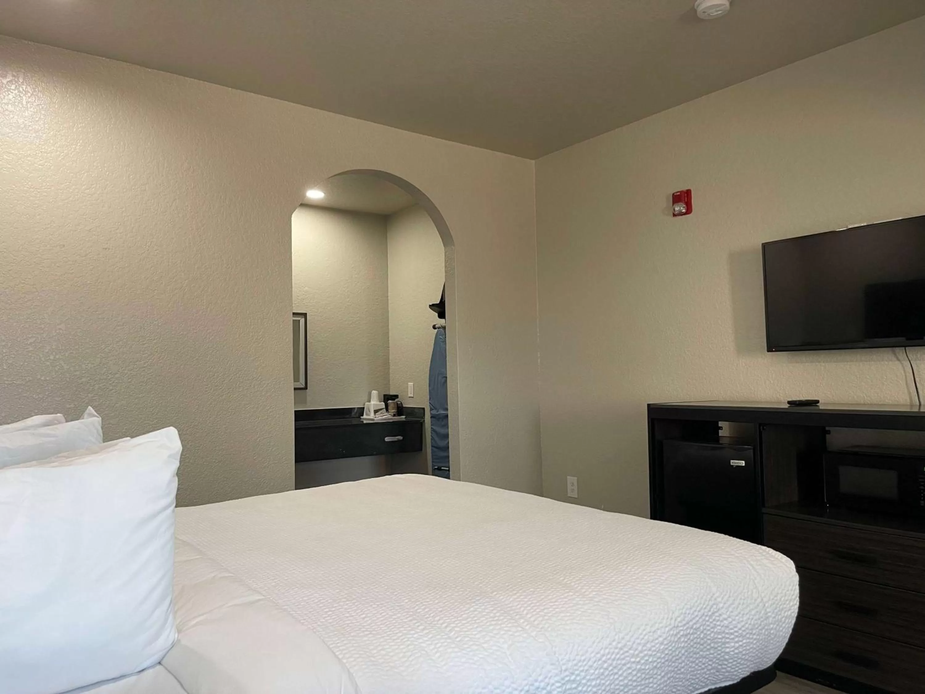 King Room with Bath Tub - Mobility/Hearing Accessible - Non-Smoking in Days Inn by Wyndham Dickinson TX