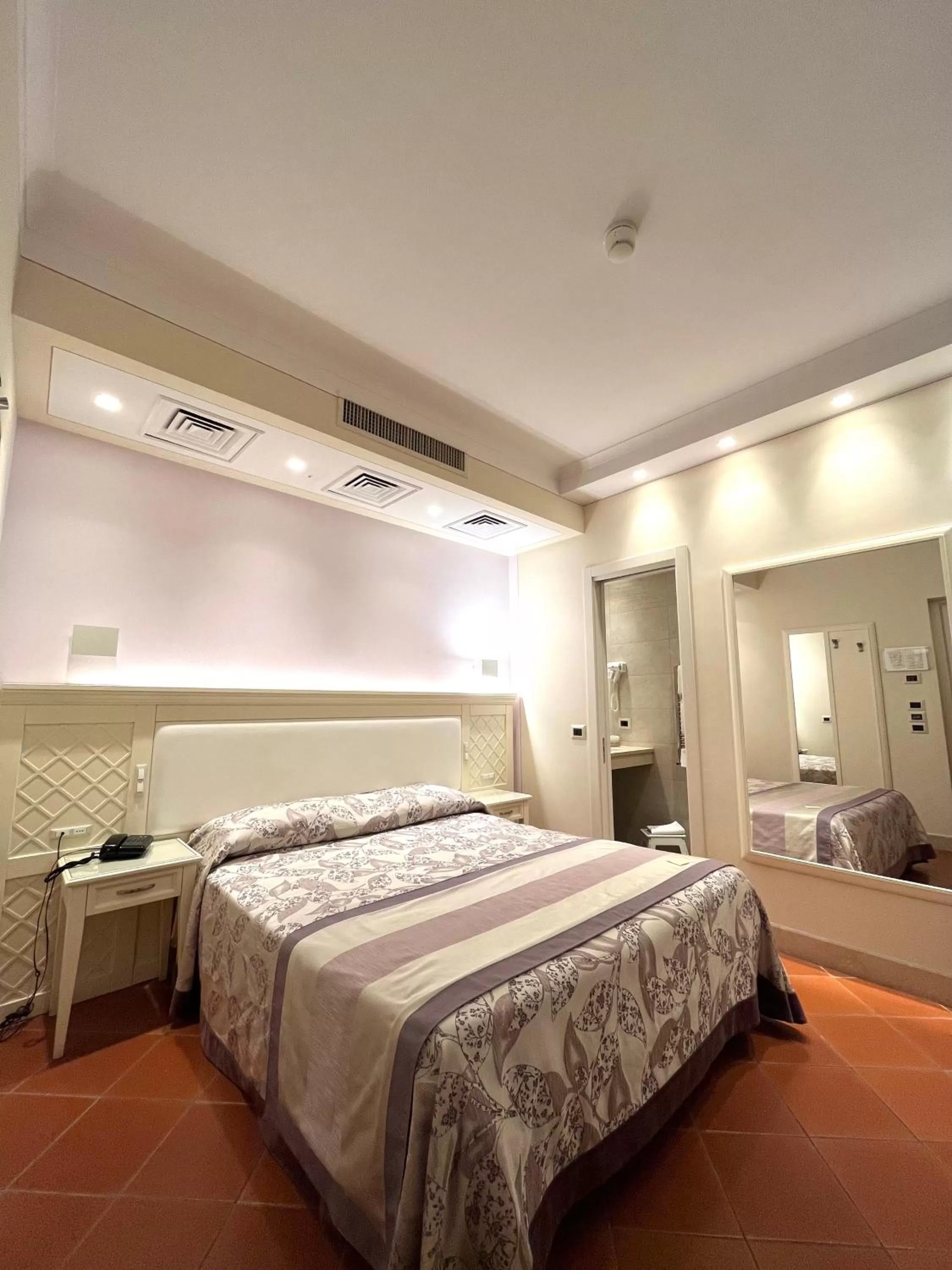 Small Double Room - single occupancy in Corona D'Italia