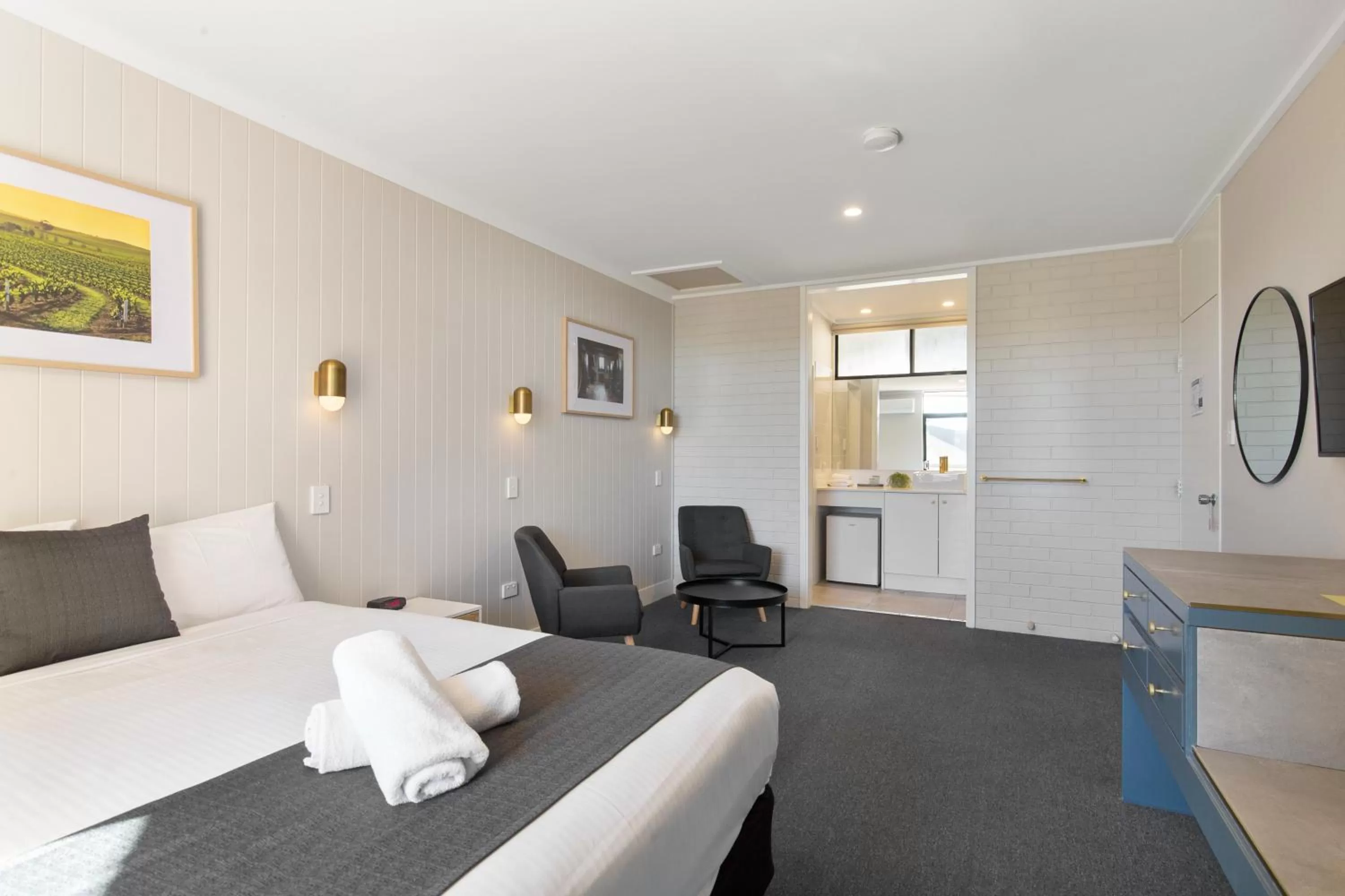 Deluxe Queen Room in The Wine Vine Hotel