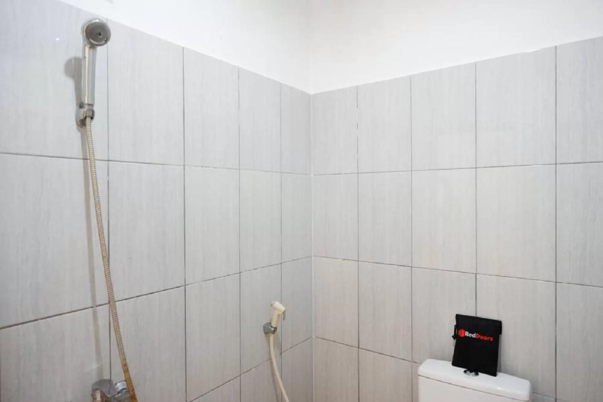 Double Room in RedDoorz Plus near Stadion Wijaya Kusuma