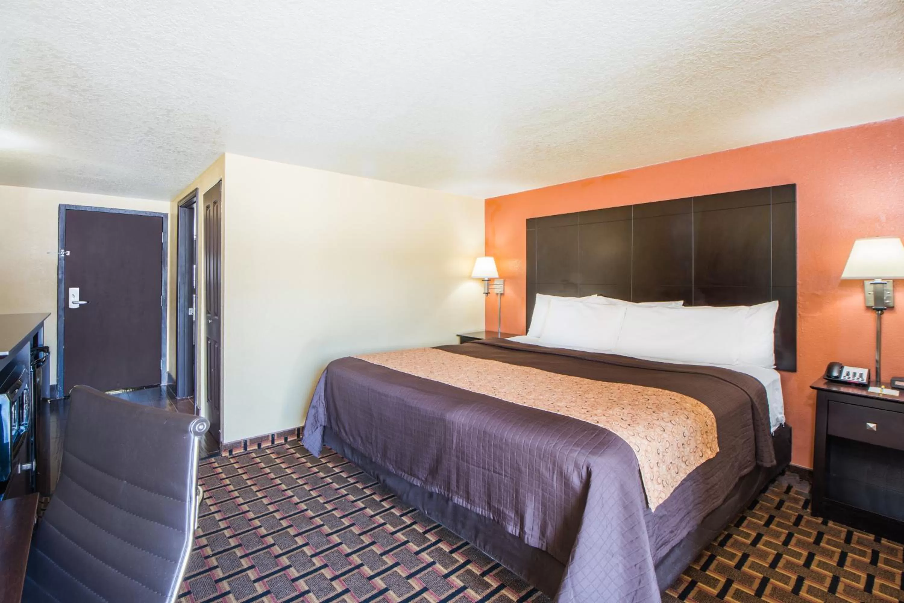 King Room - Mobility Access/Non-Smoking in Days Inn by Wyndham Joplin
