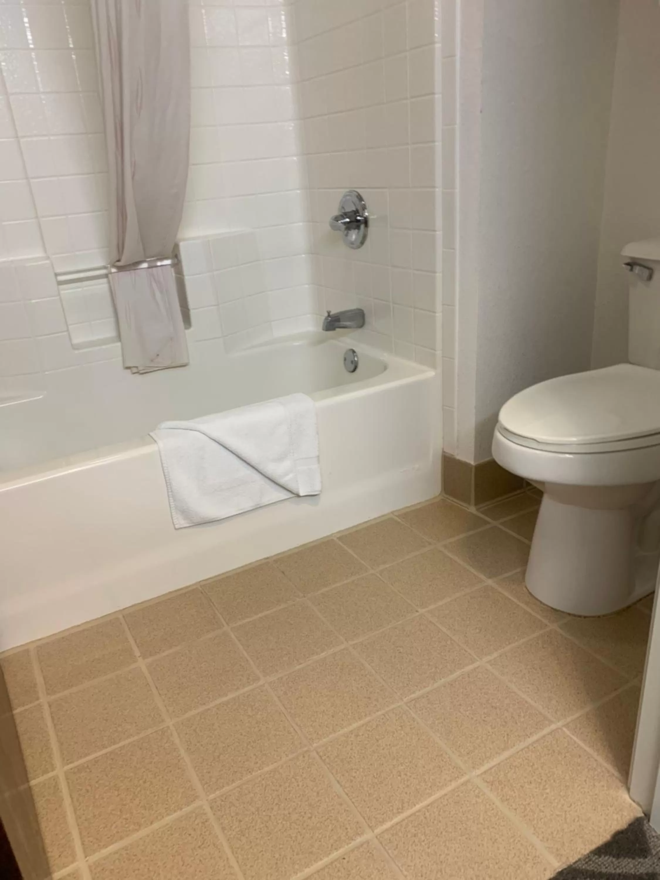 Deluxe King Room - Smoking in Super 8 by Wyndham Hillsboro TX