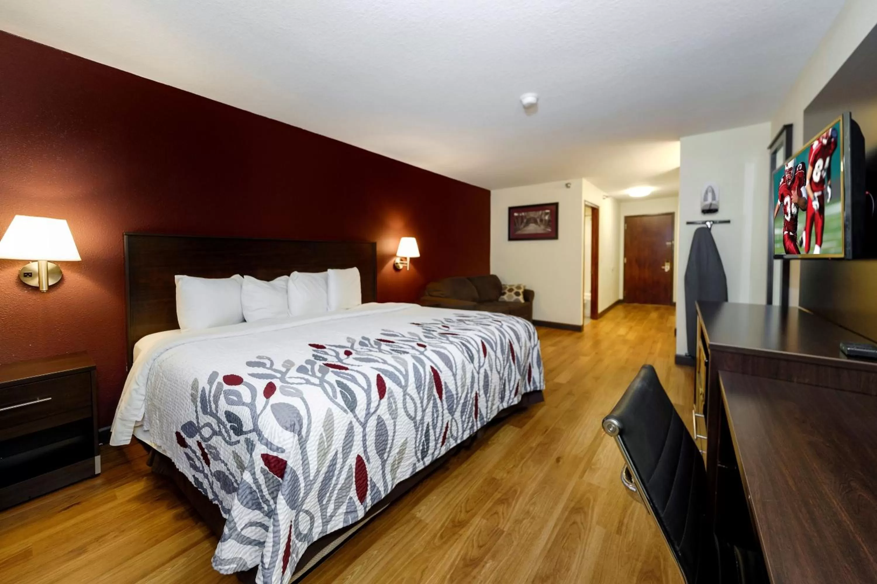 Superior King Room Disability Access Smoke Free in Red Roof Inn Osage Beach - Lake of the Ozarks