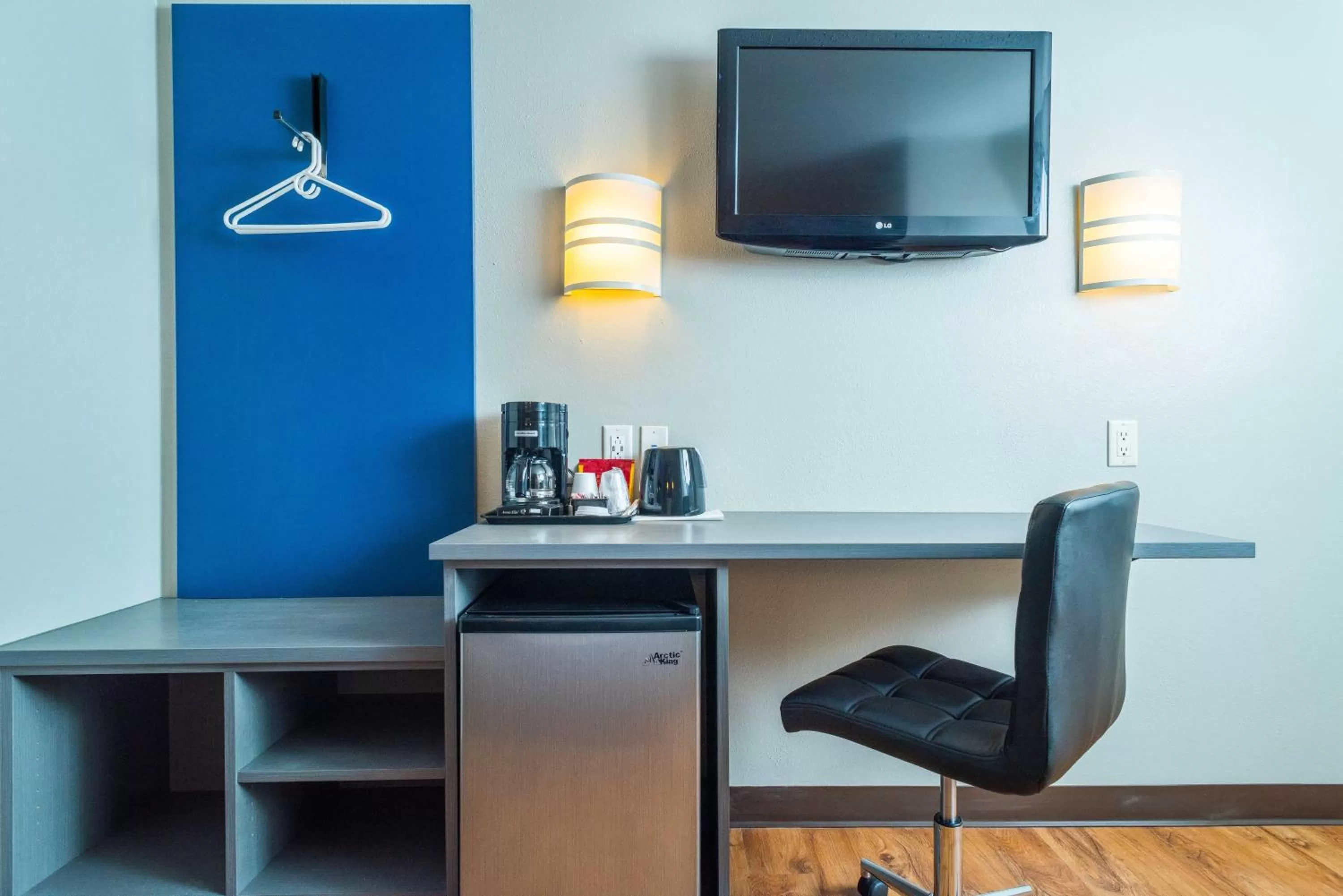 Standard King Room - Non Smoking in Studio Z, Ascend Hotel Collection