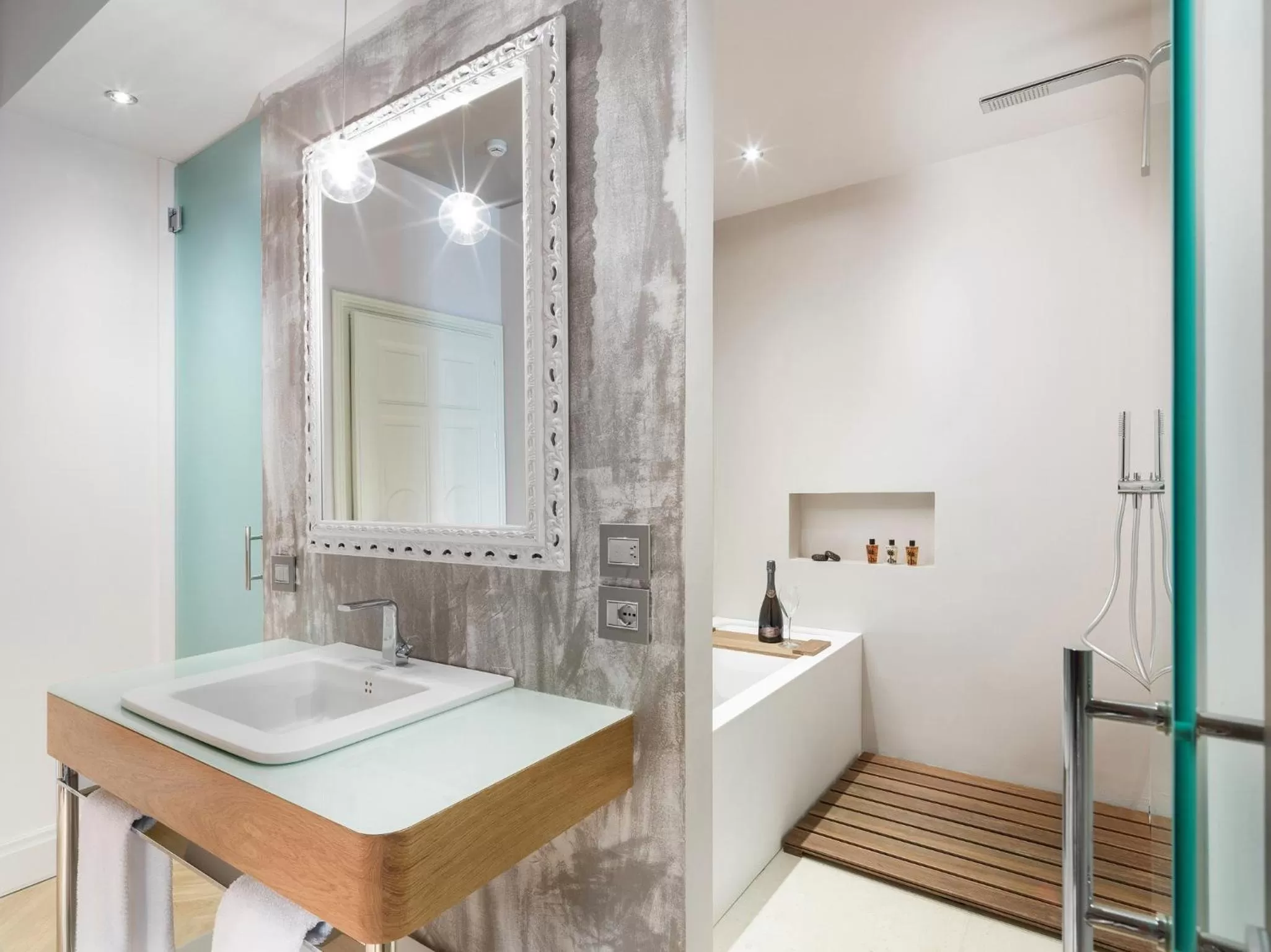 Suite with Duomo Cathedral View with Balcony in The Glamore Milano Duomo