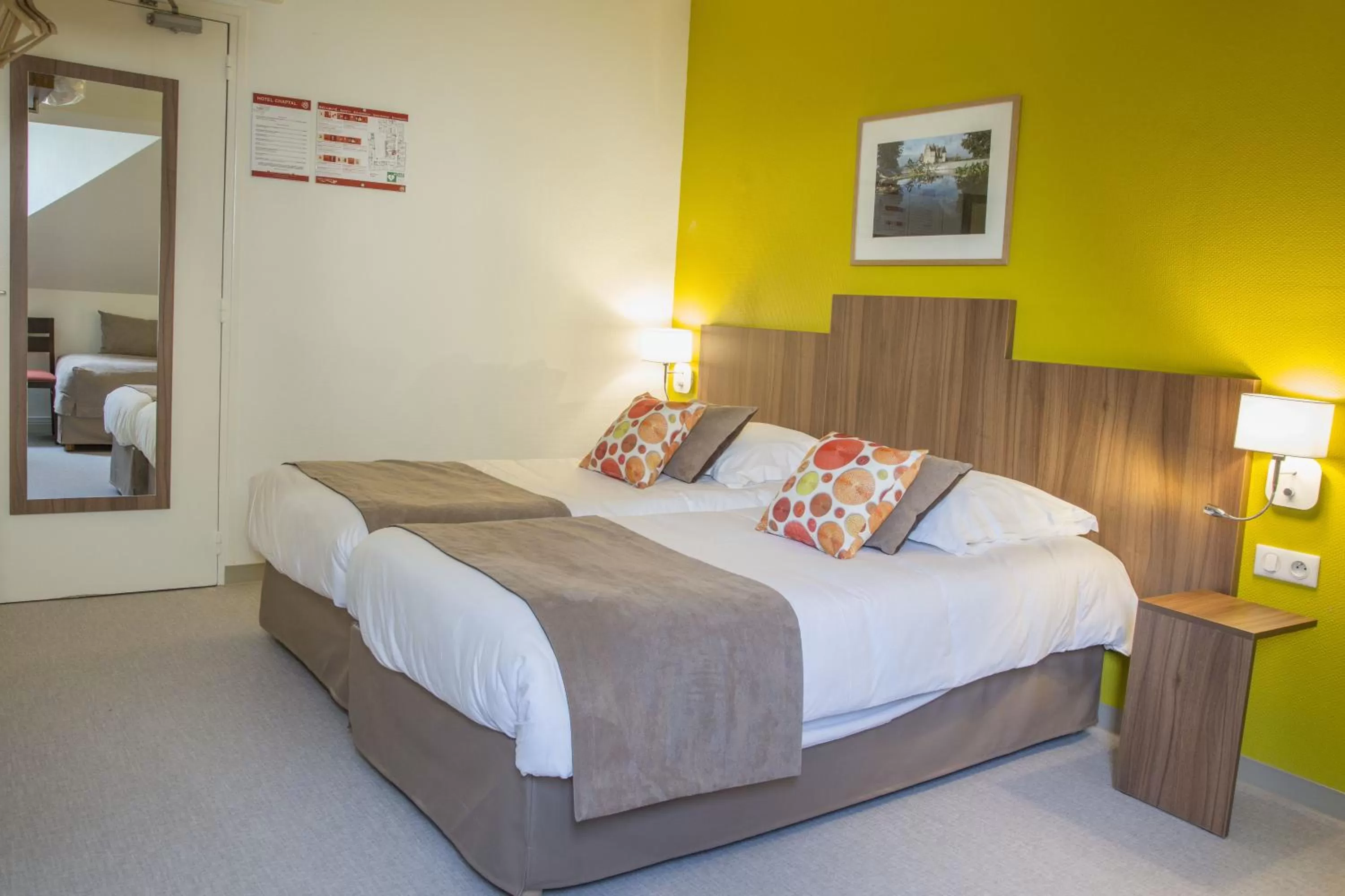 Standard Twin Room in Logis Hôtel Chaptal, Amboise