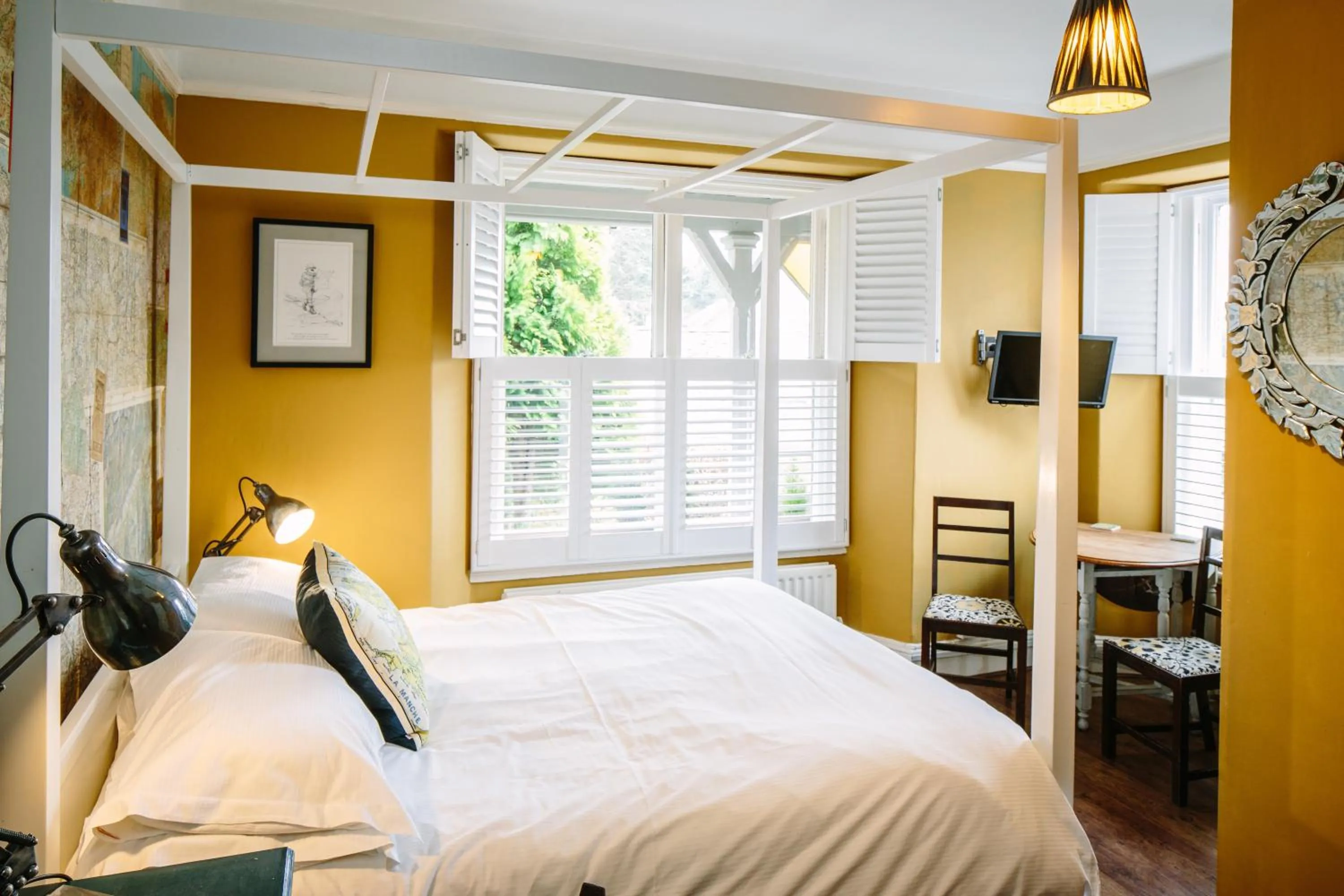 King Room with Four Poster Bed - Ground Floor in Rum Doodle, Windermere B&B