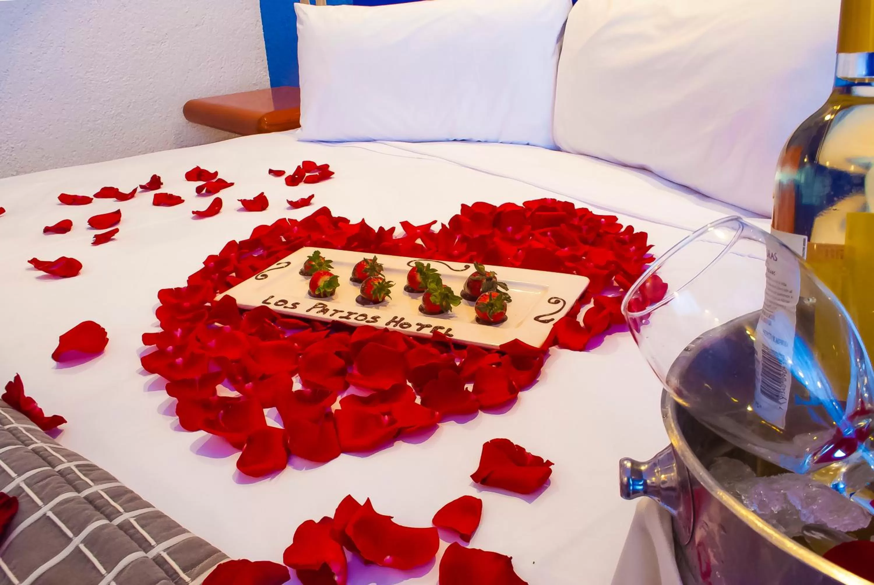 Standard room with king size bed in Hotel Los Patios