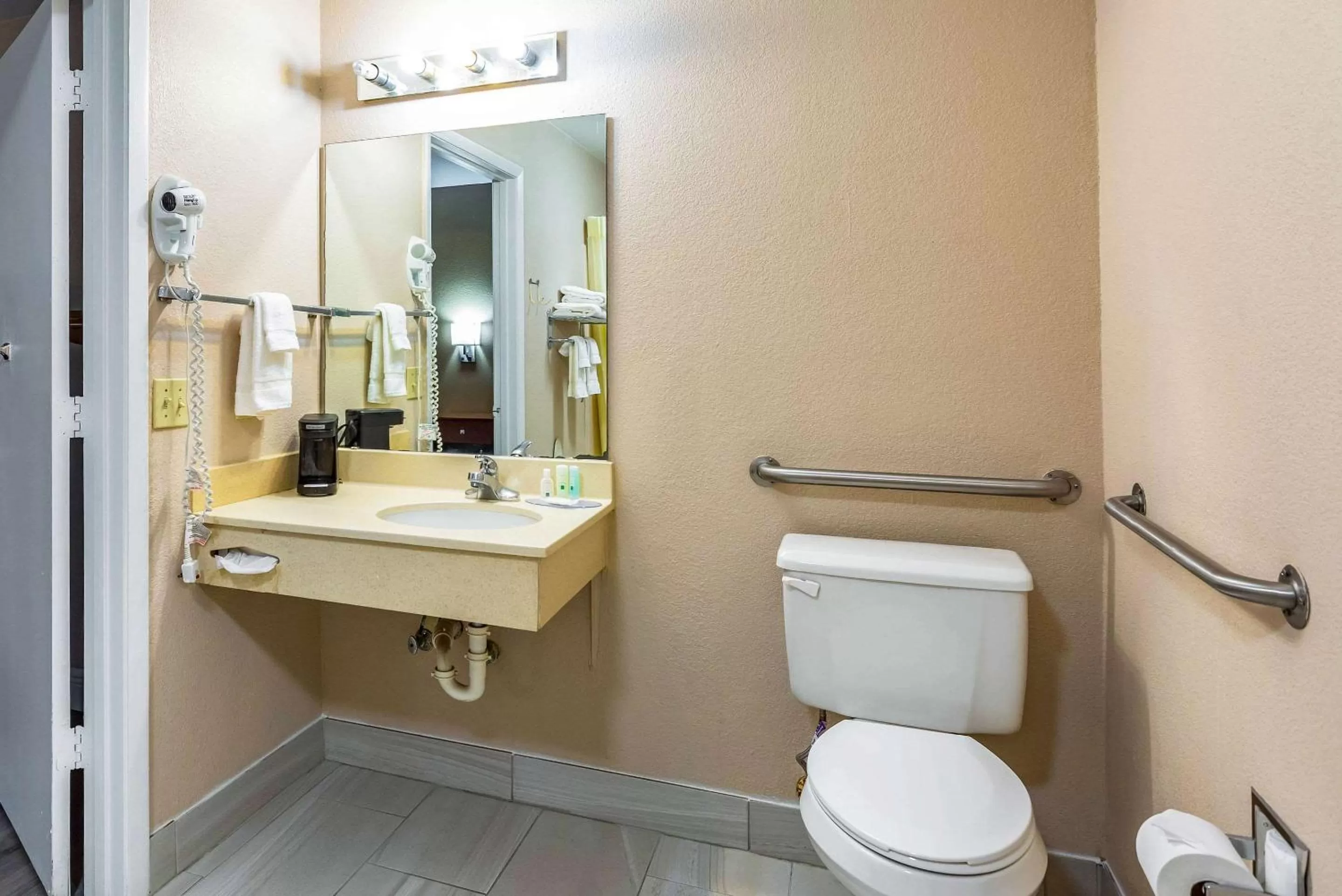 Bathroom in Quality Inn Quincy - Tallahassee West