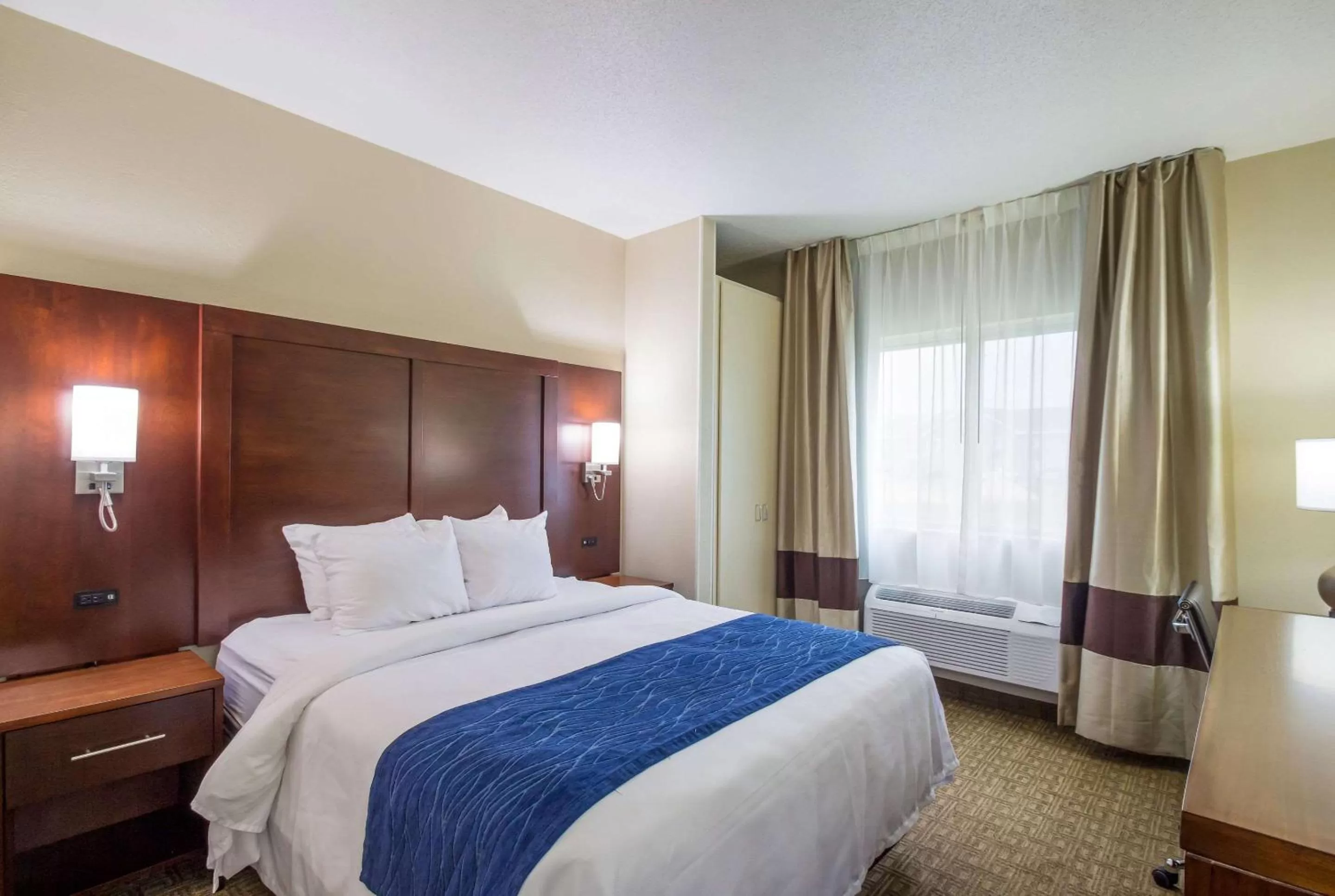 Standard Queen Room with Tub - Non-Smoking in Comfort Inn Green Bay