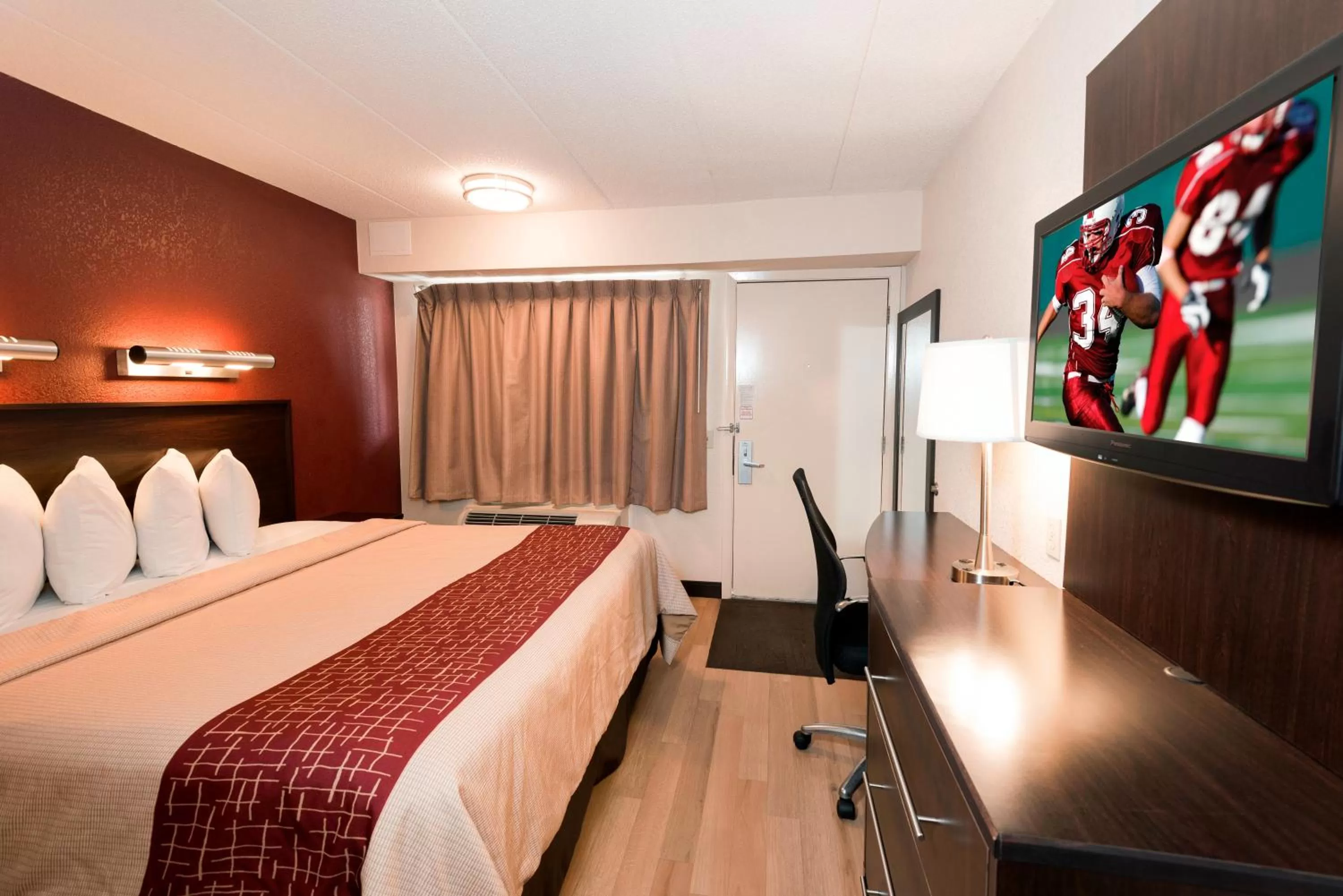 Deluxe King Room Smoke Free in Red Roof Inn Benton Harbor - St. Joseph