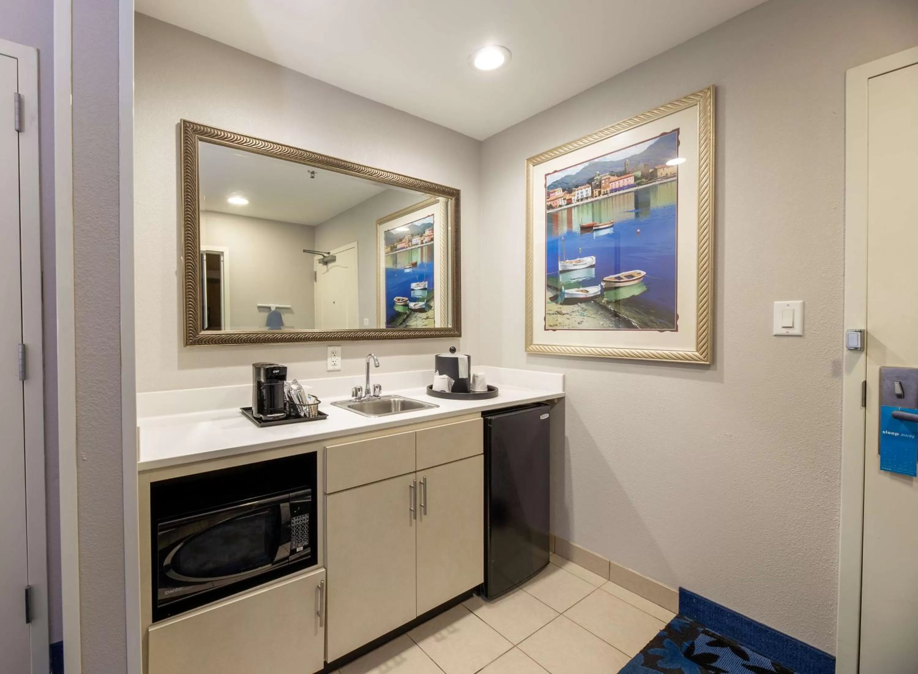 Photo of the whole room in Hampton Inn & Suites Jacksonville Deerwood Park