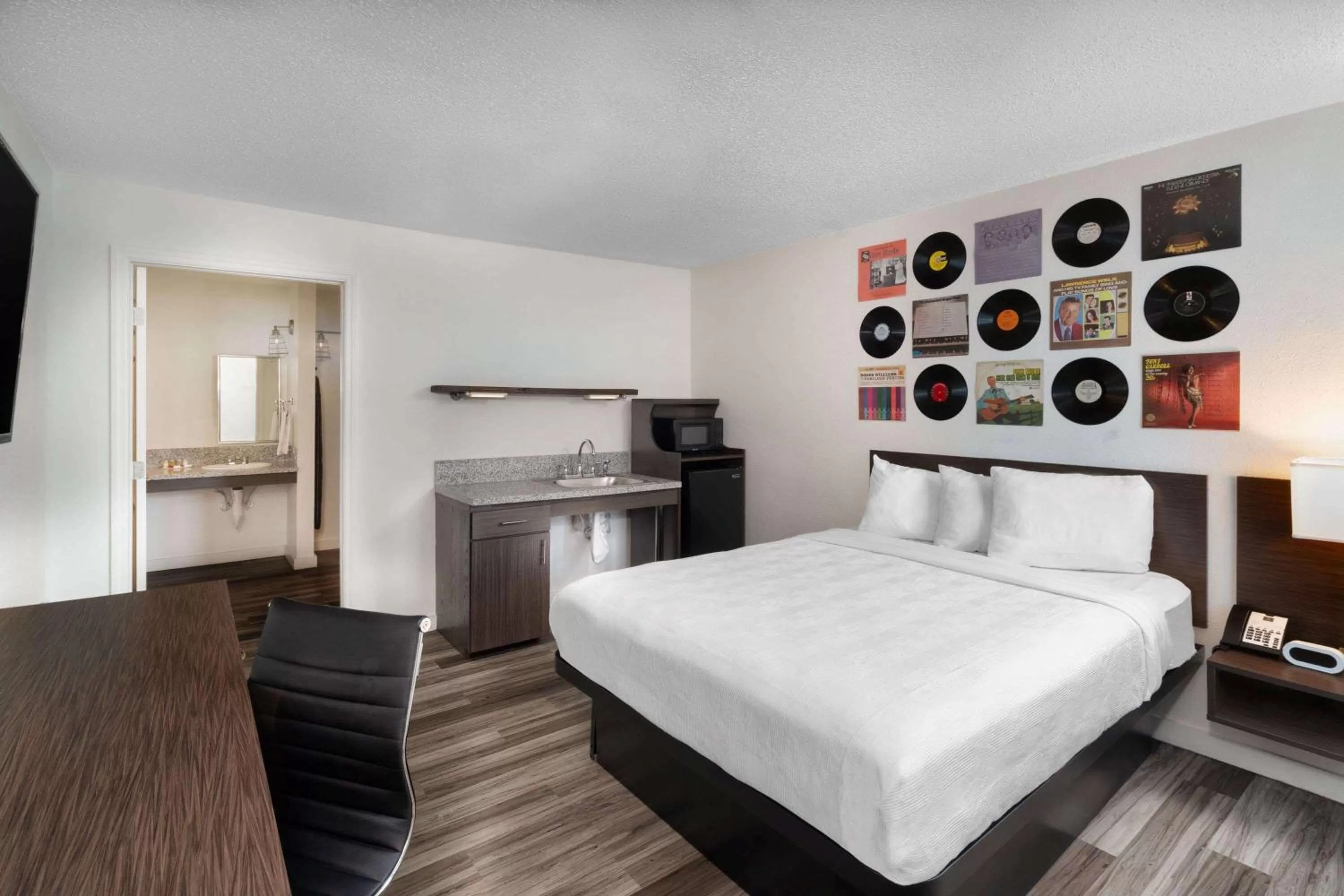 Queen Room - Mobility Access/Non-Smoking in Hillside Crossing Nashville a Ramada by Wyndham