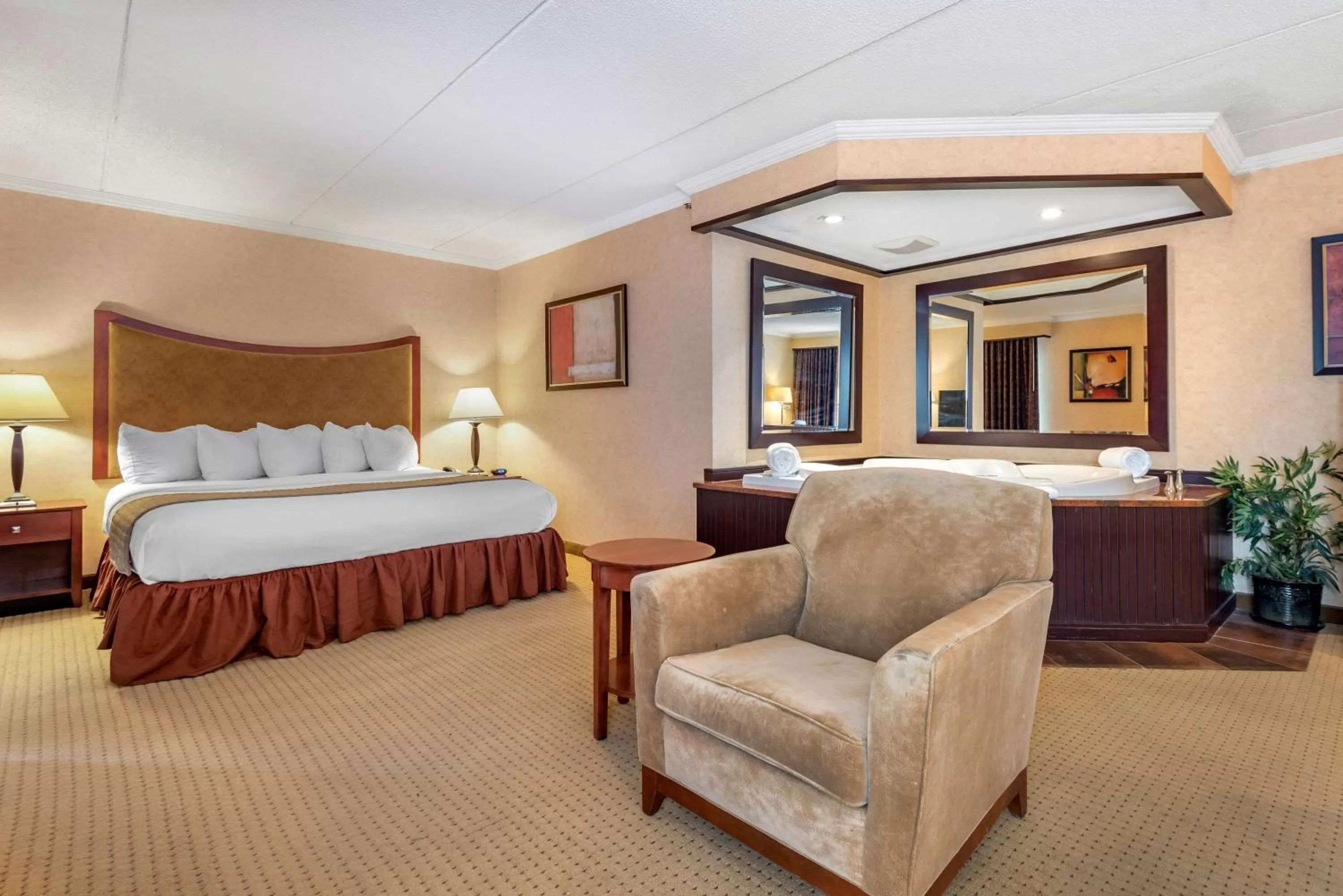 Bedroom, Bed in Best Western Plus Oswego Hotel and Conference Center