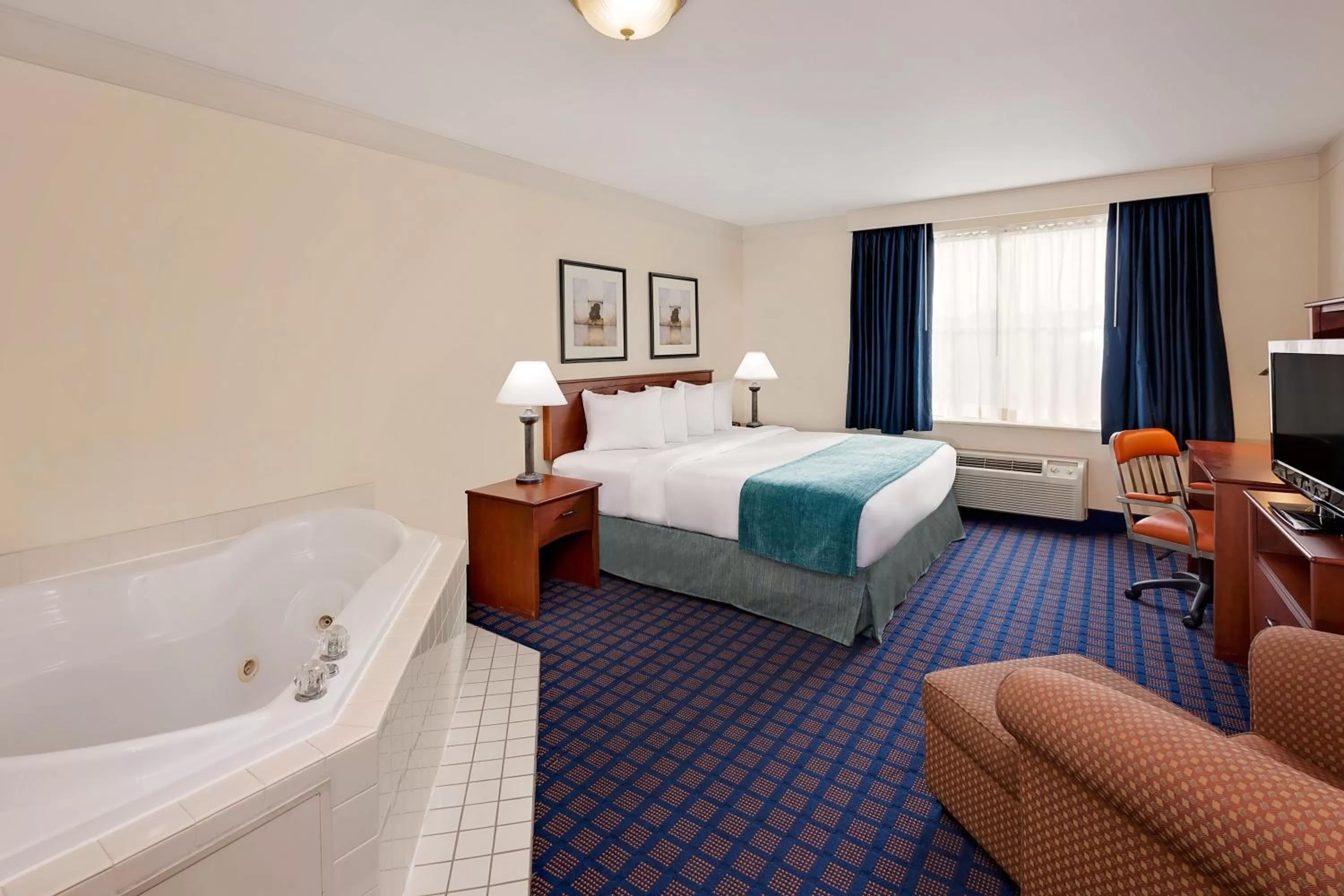 King Room with Spa Bath in Baymont by Wyndham Grand Rapids SW/Byron Center