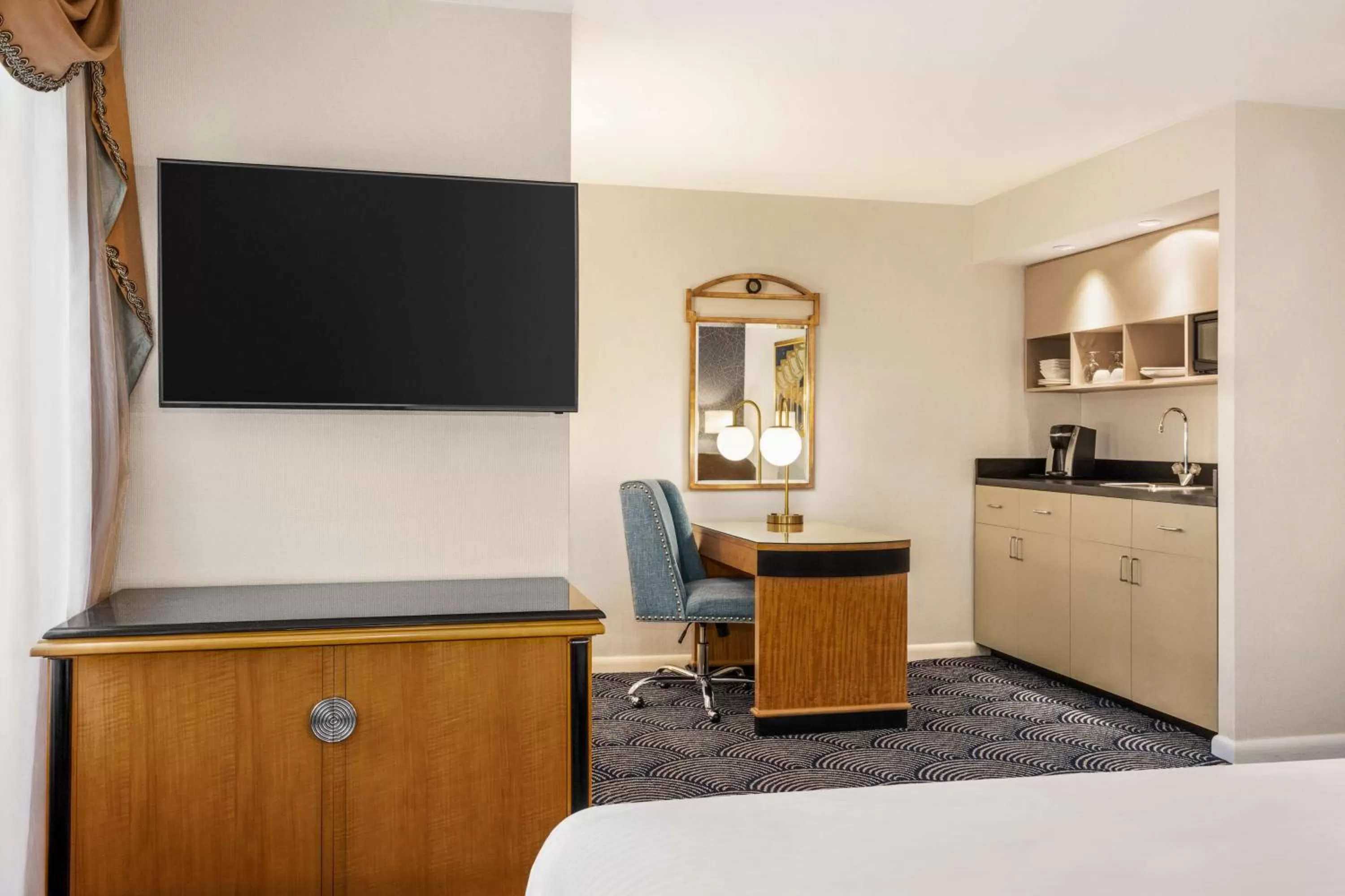 King Room with Kitchenette in Inn at Great Neck