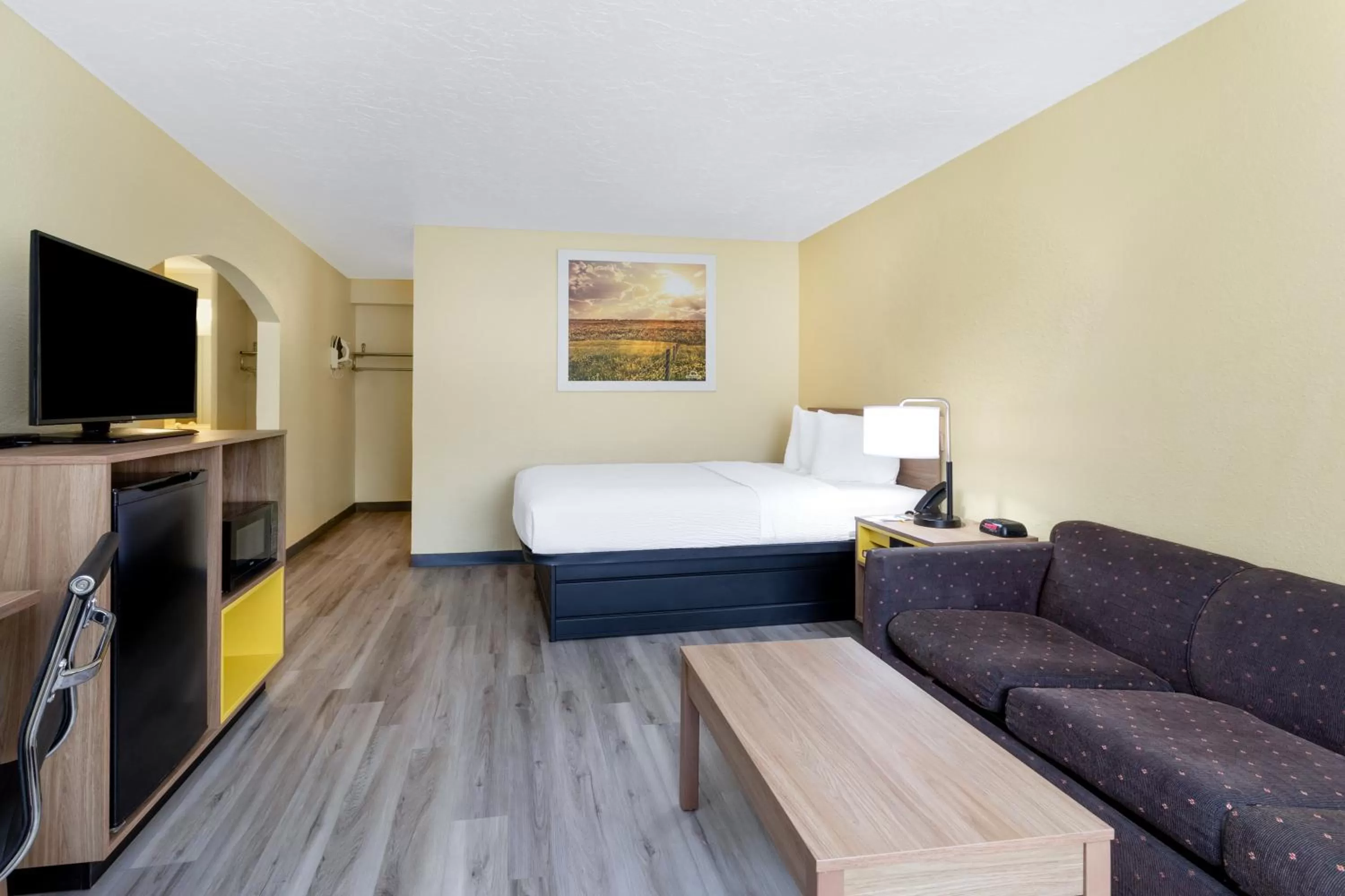 Living room, Bed in Days Inn & Suites by Wyndham Clovis