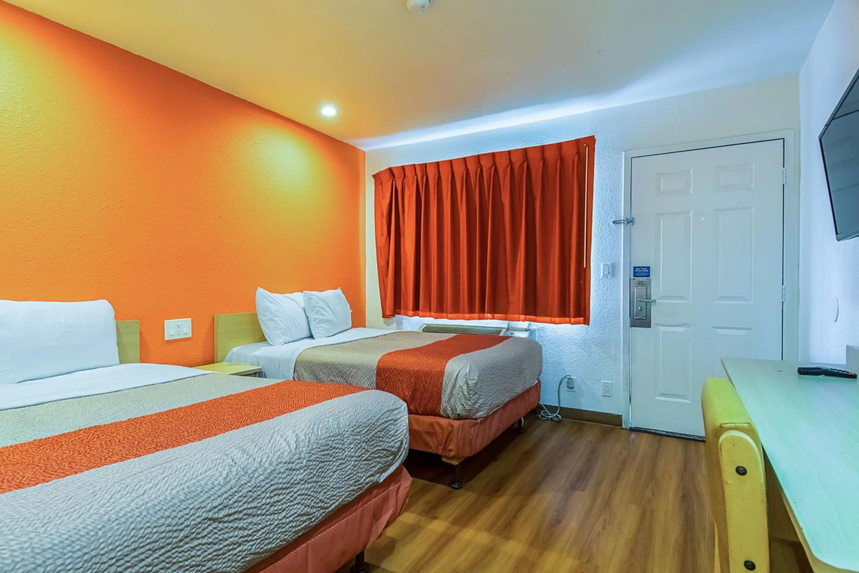 Quadruple Room - Non-Smoking in Motel 6-Bakersfield, CA - Airport