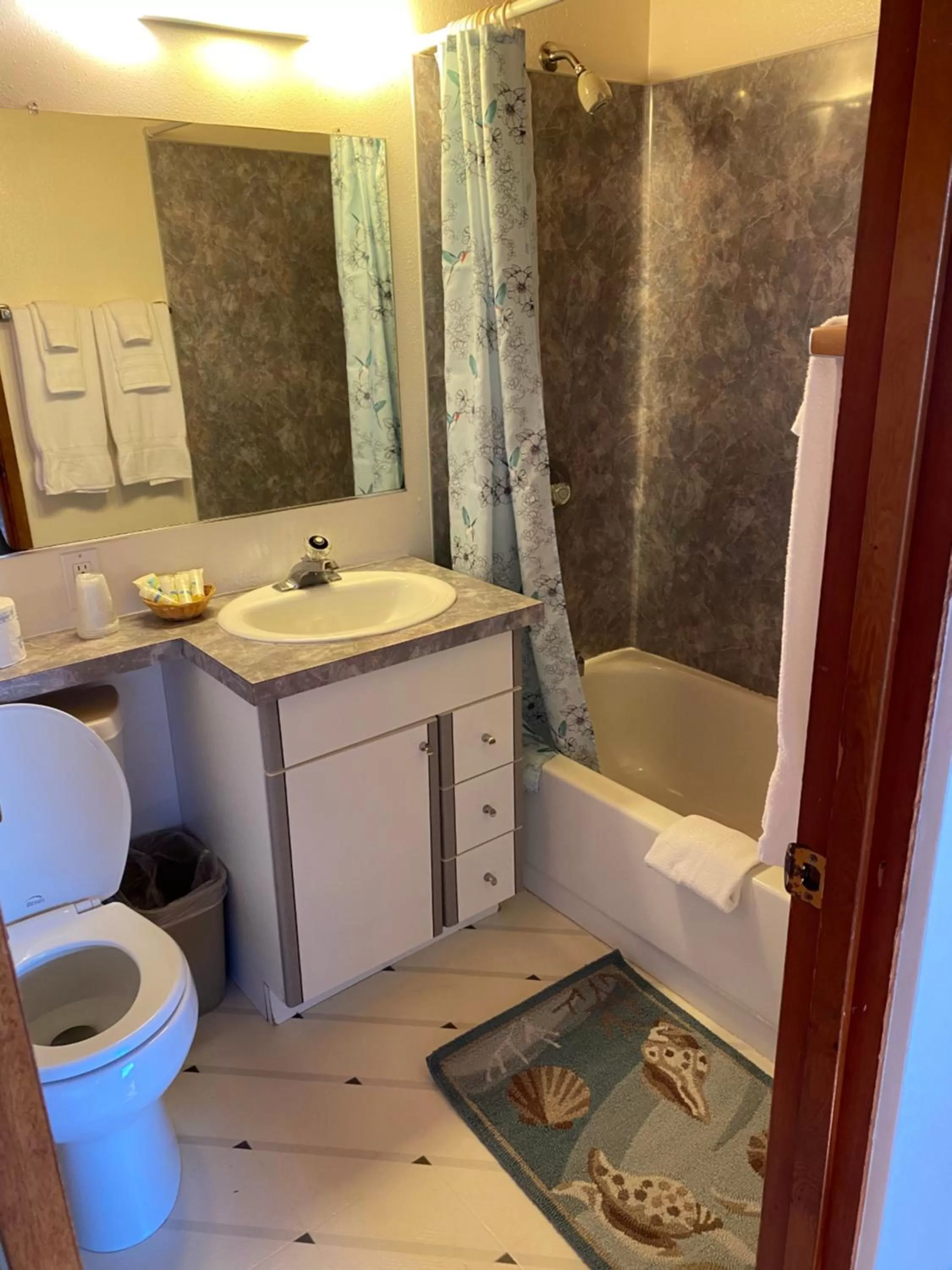 Queen Room in Curley's Resort & Dive Center