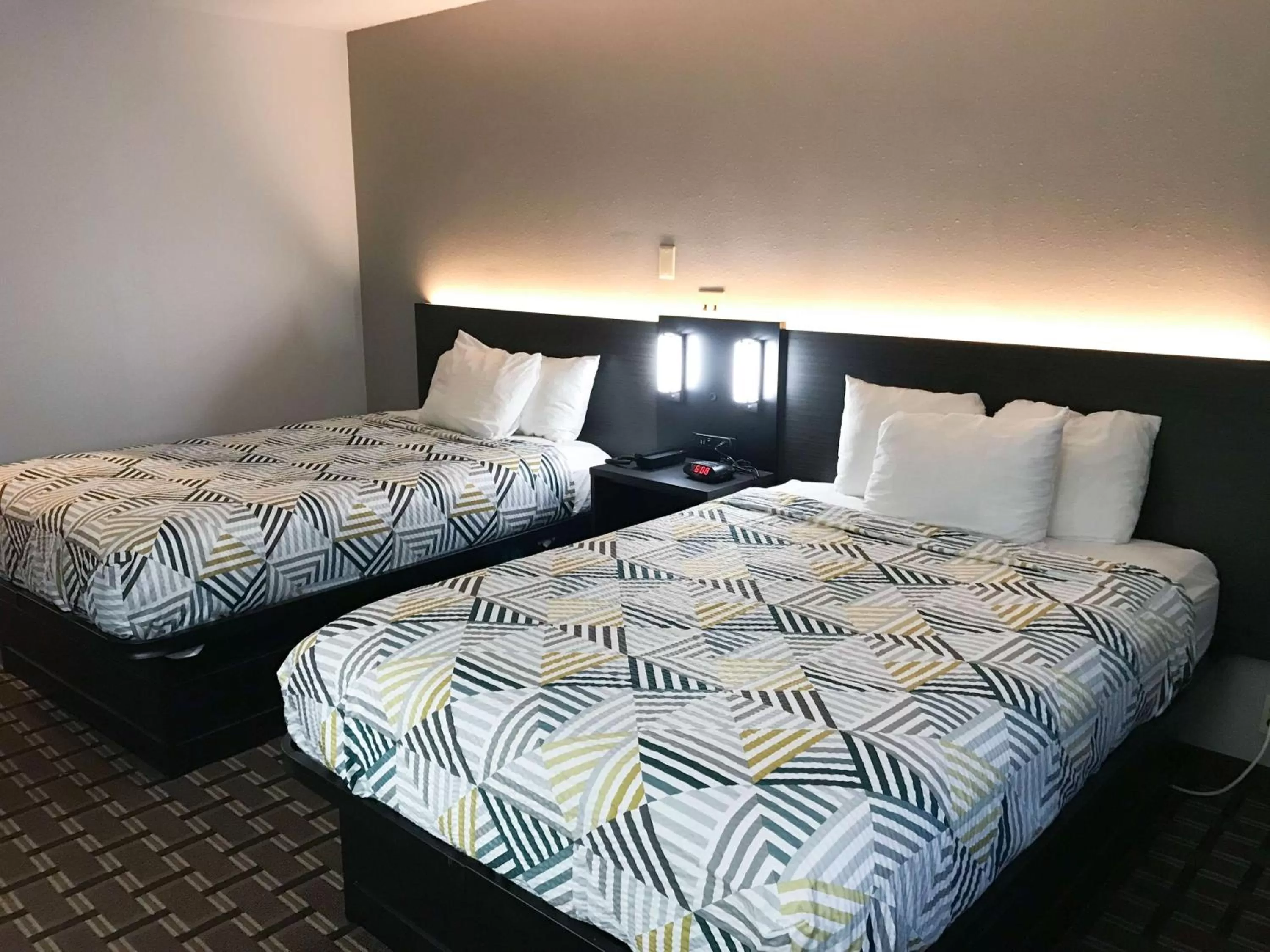 2 Full Beds - Smoking, Micfridge in Studio 6 Suites Tupelo, MS