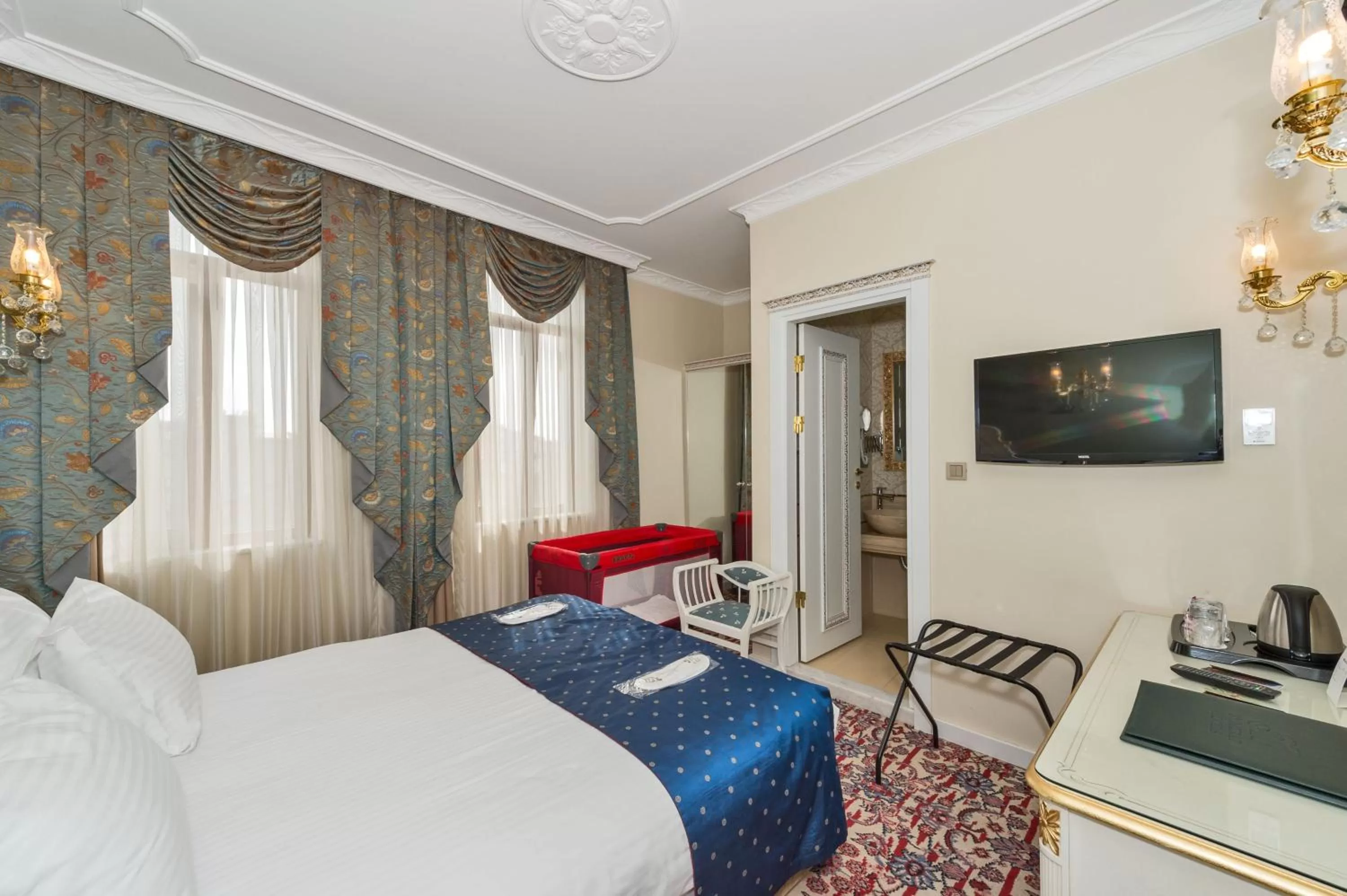 Shower, Bed in Galatower Hotel