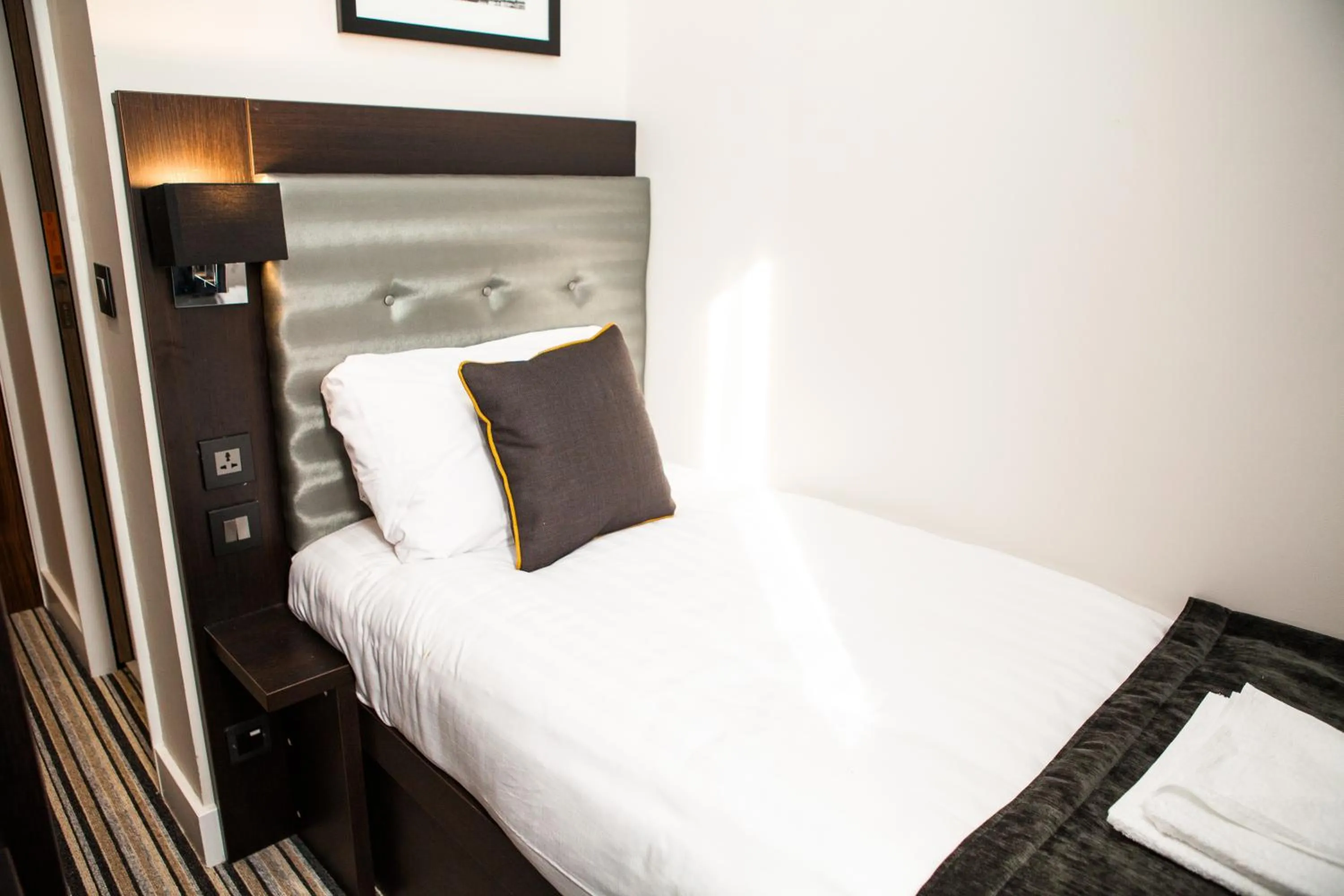 Deluxe Single Room in The Tudor Inn Hotel