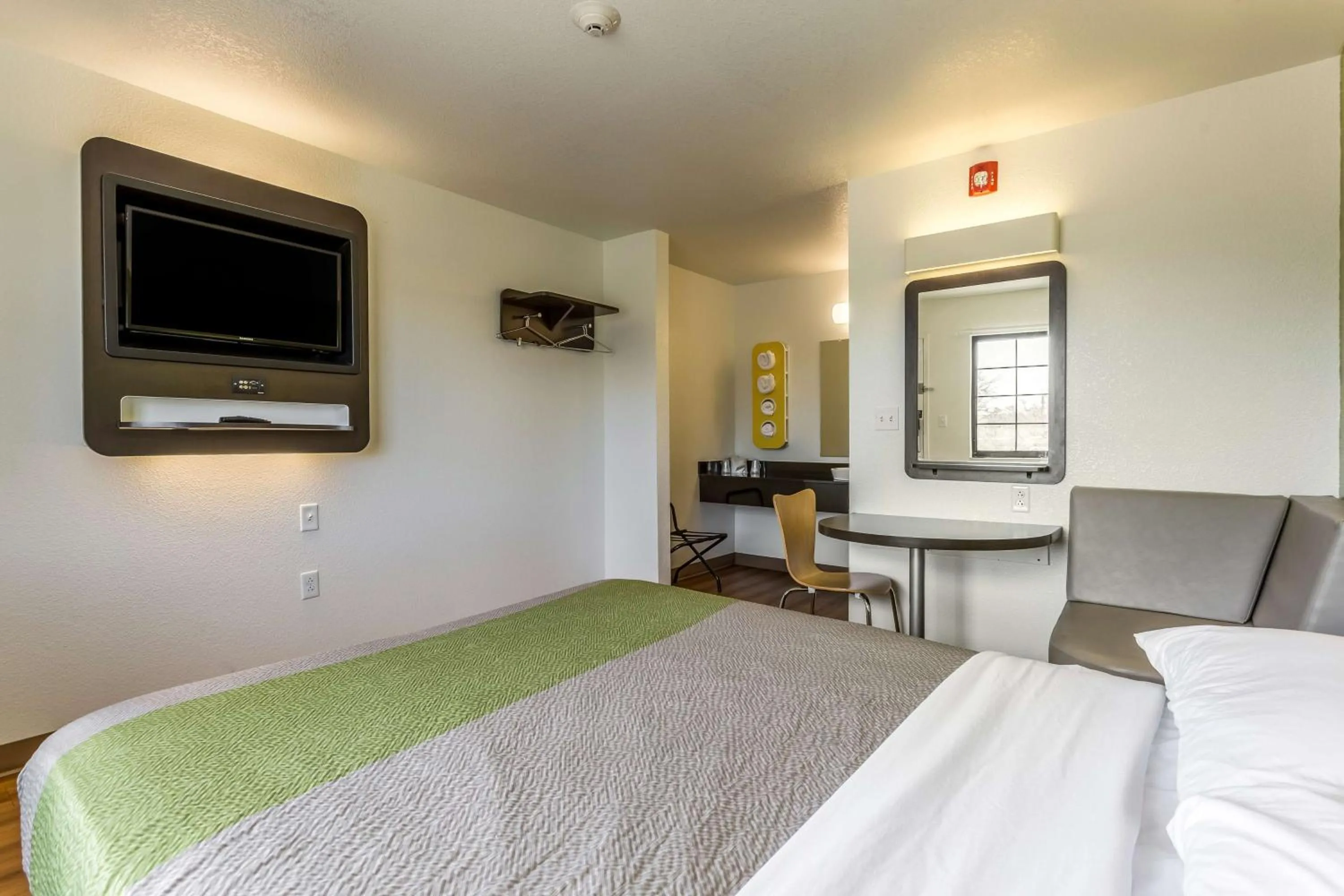 Queen Room - Smoking in Motel 6-El Paso, TX - East