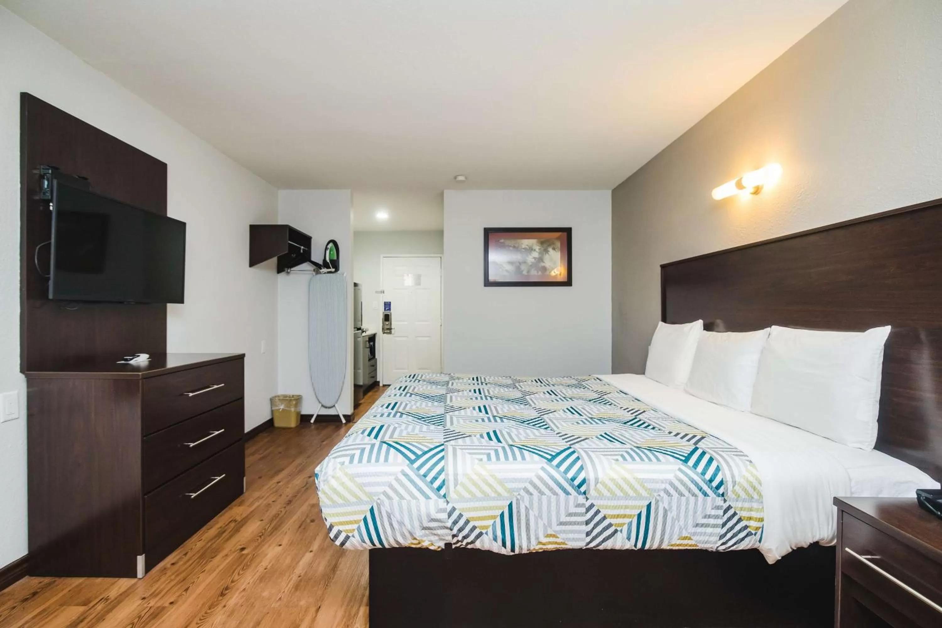 Deluxe King Room - Smoking in Studio 6 Channelview TX Baytown West