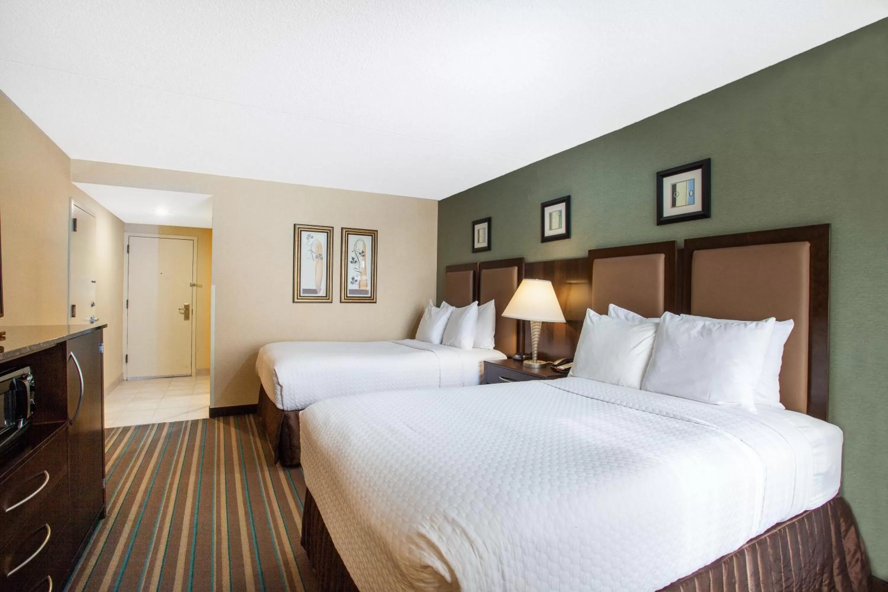 Queen Room with Two Queen Beds - Non-Smoking in Wyndham Chicago O'Hare