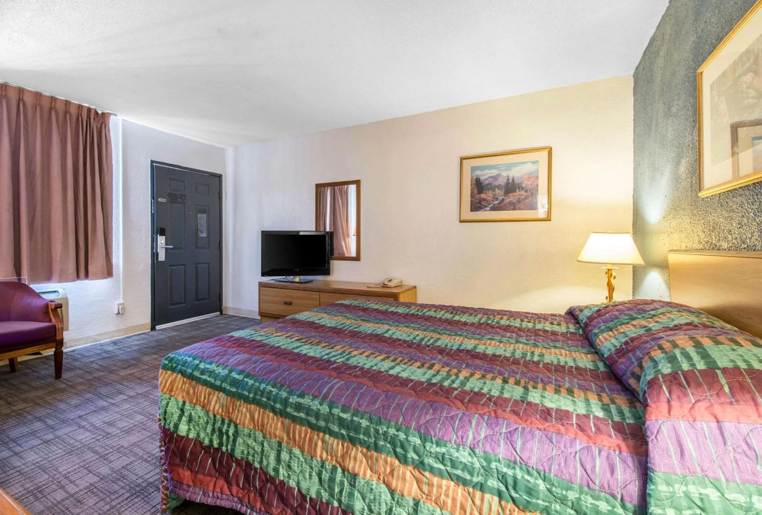 Queen Room - single occupancy - Non-Smoking in Rodeway Inn & Suites Colorado Springs