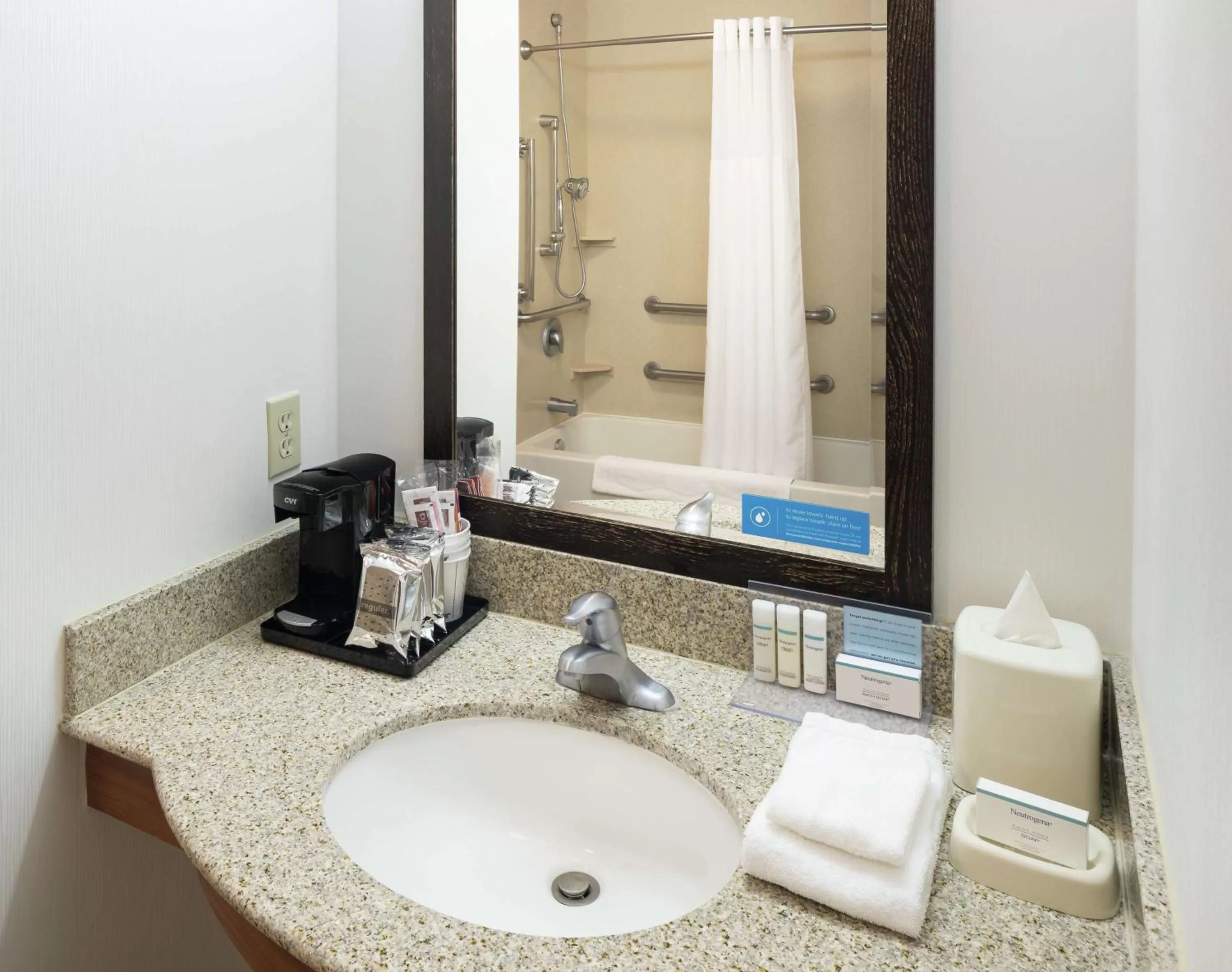 King Room with Accessible Tub - Mobility and Hearing Access/Non-Smoking in Hampton Inn & Suites Clovis Airport North