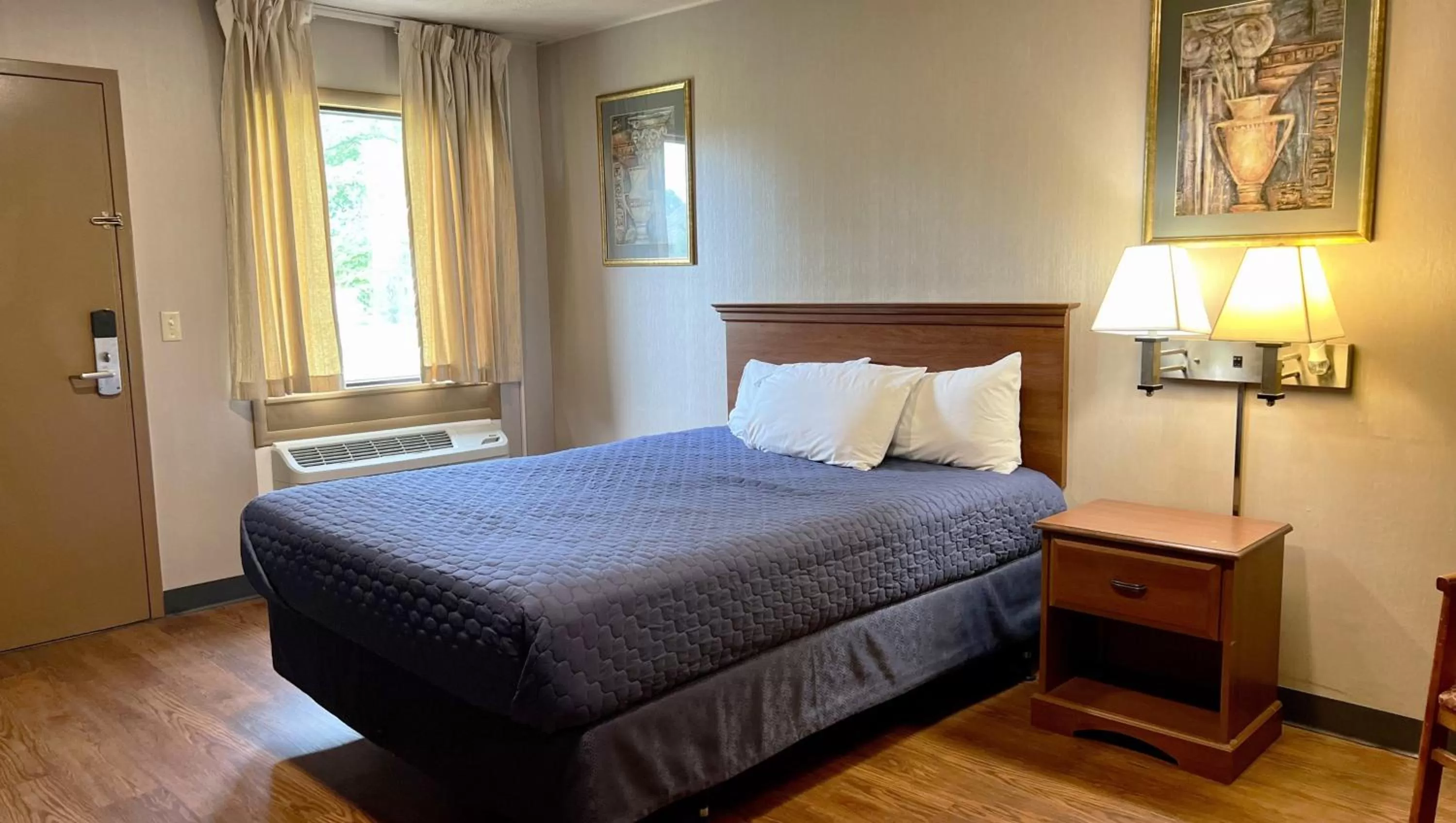 Deluxe Queen Room in Magnuson Grand Harrisburg
