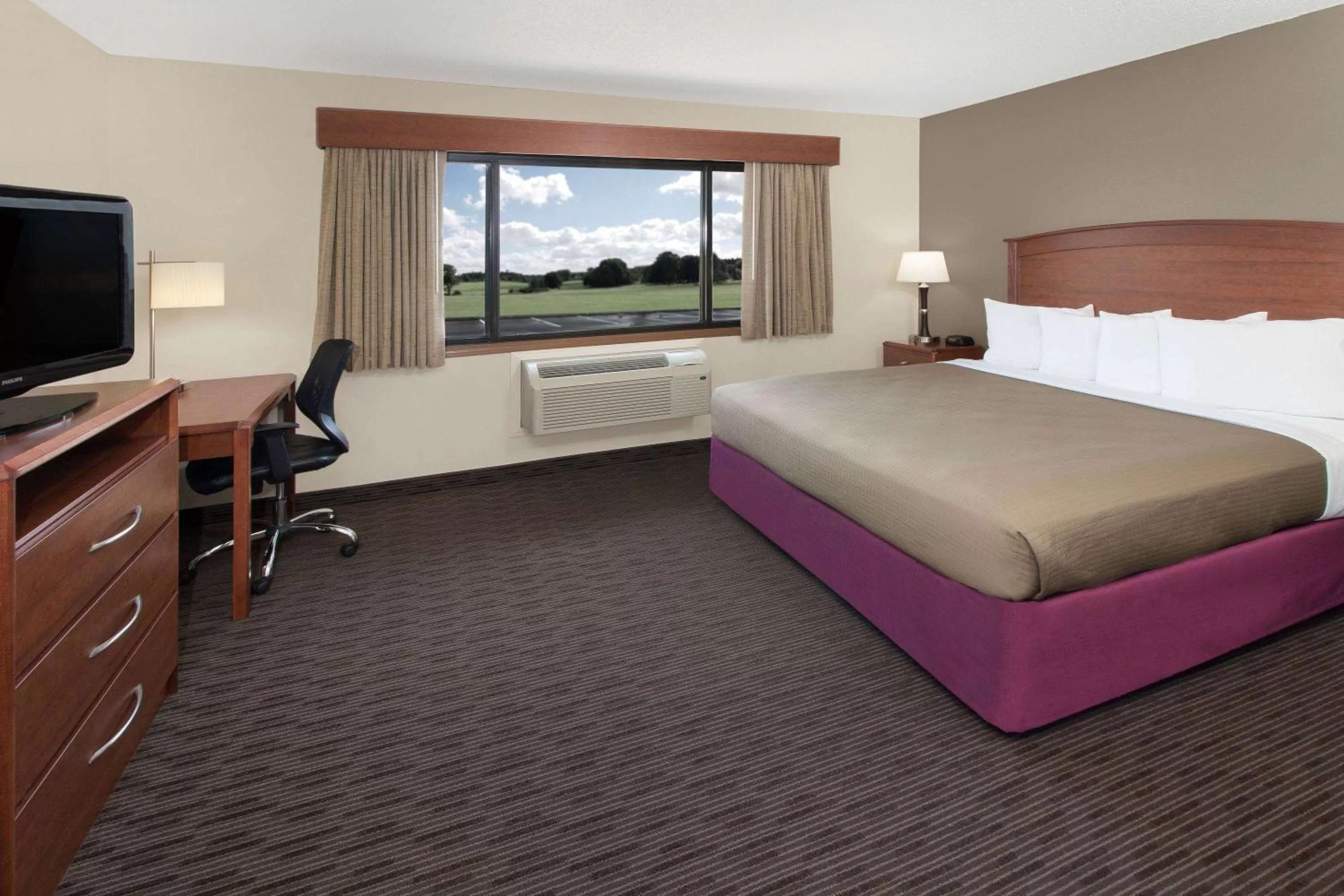 King Suite - Non-Smoking in AmericInn by Wyndham Grundy Center