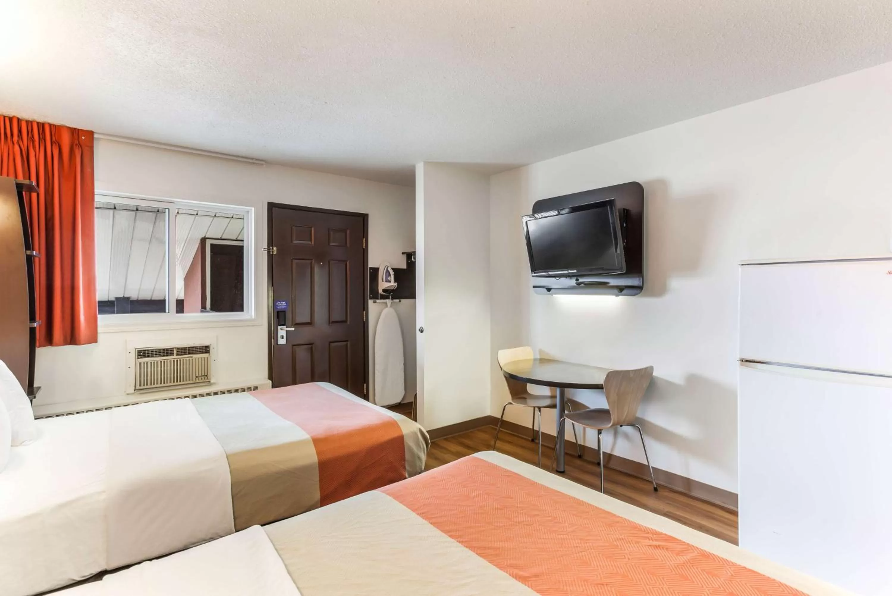 Quadruple Room - Non-Smoking in Motel 6-Lethbridge, AB