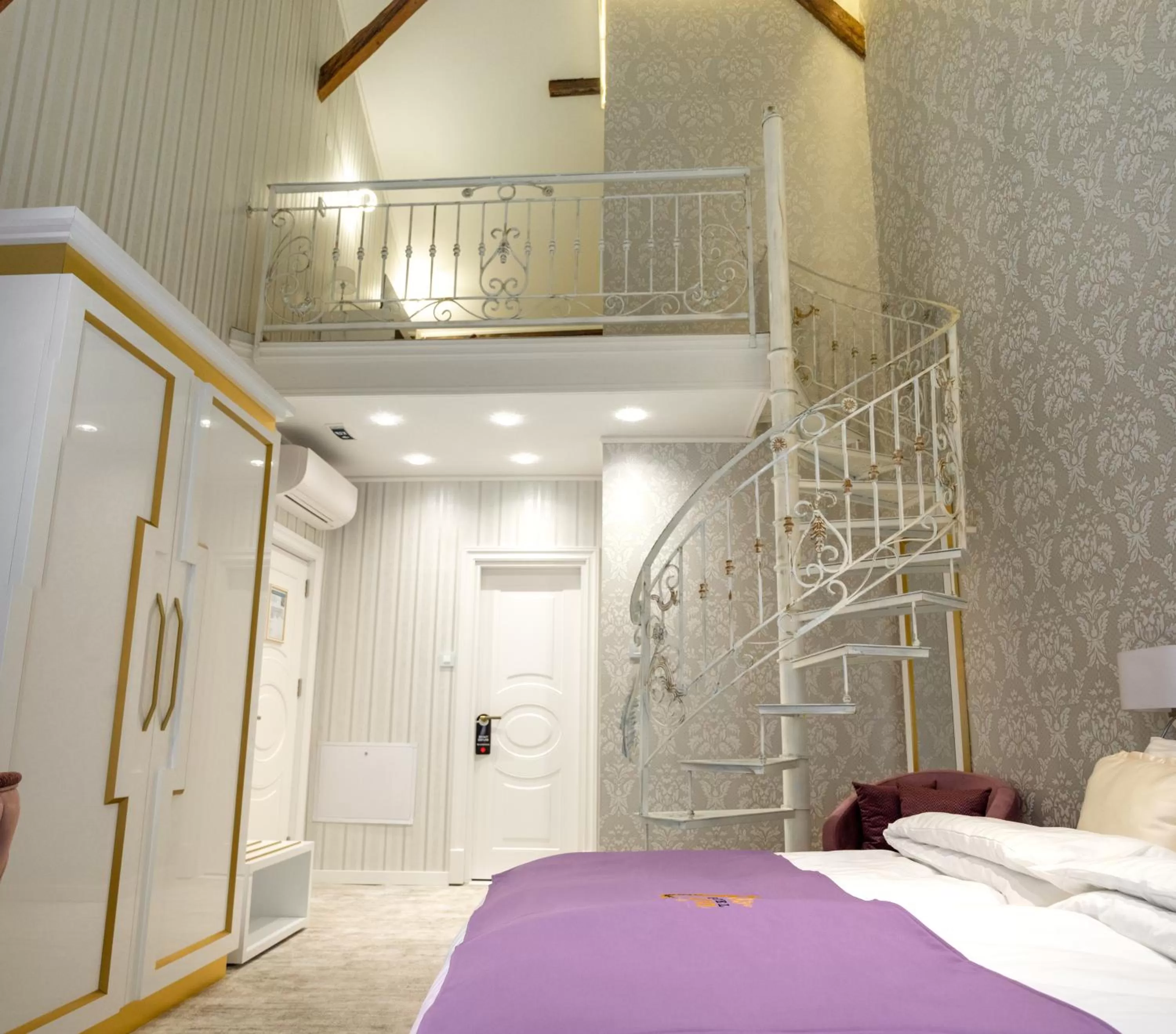 Duplex Quadruple Room in Queen Palace