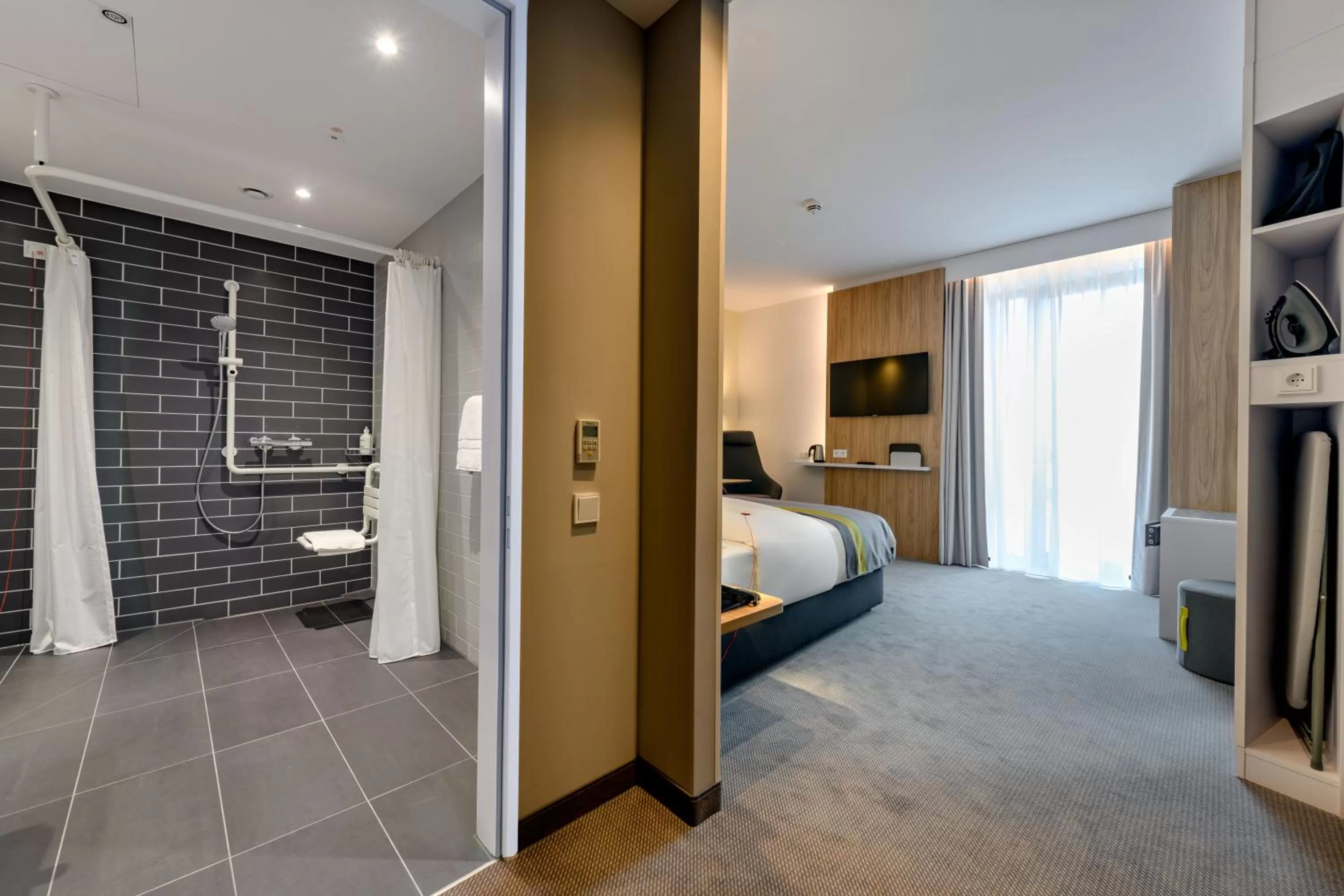 Queen Room with Roll In Shower - Mobility Accessible in Holiday Inn Express - Fulda, an IHG Hotel
