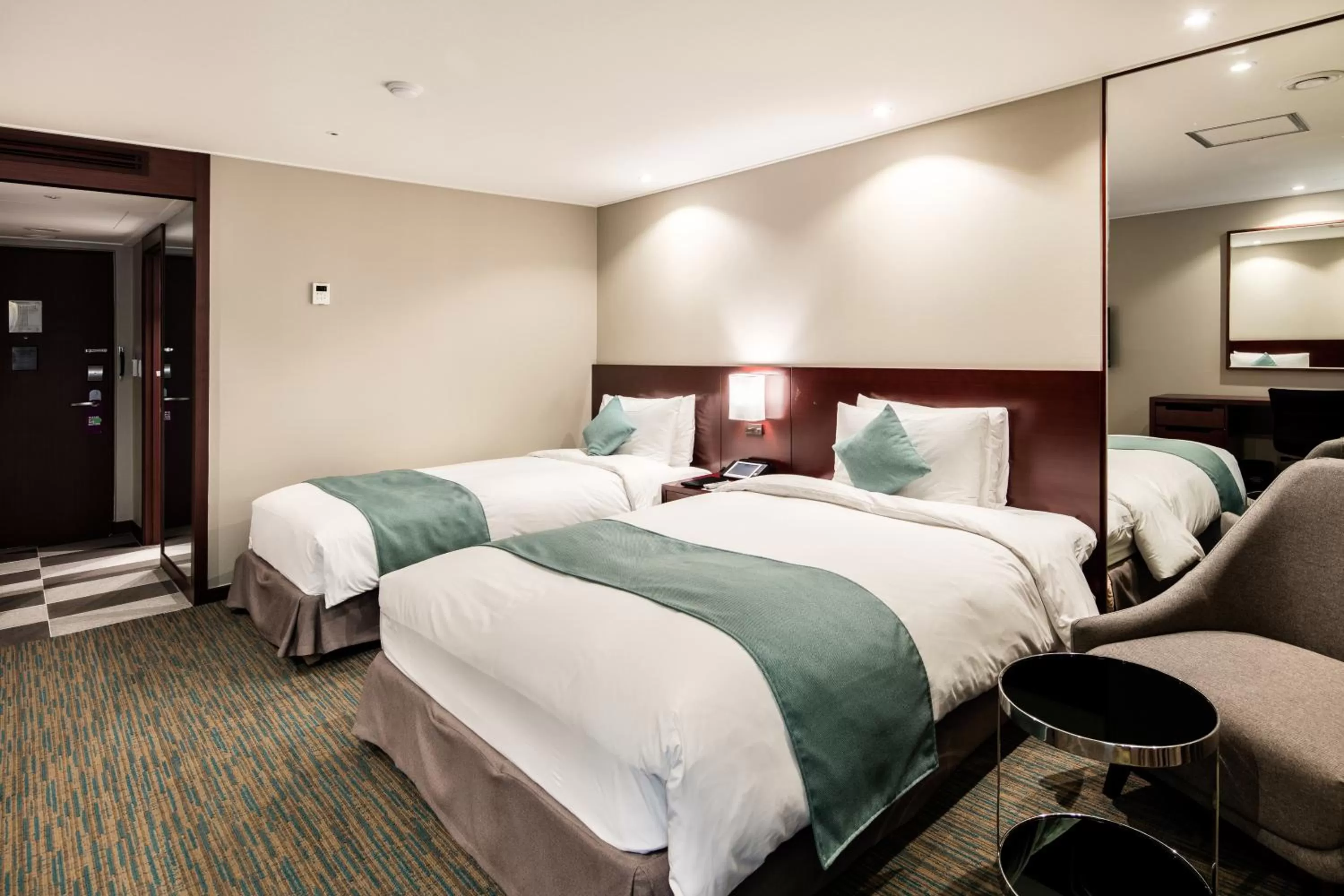 Superior Twin Room - Free Parking, Onlygo&Co Restaurant 10% discount in Sunshine Hotel