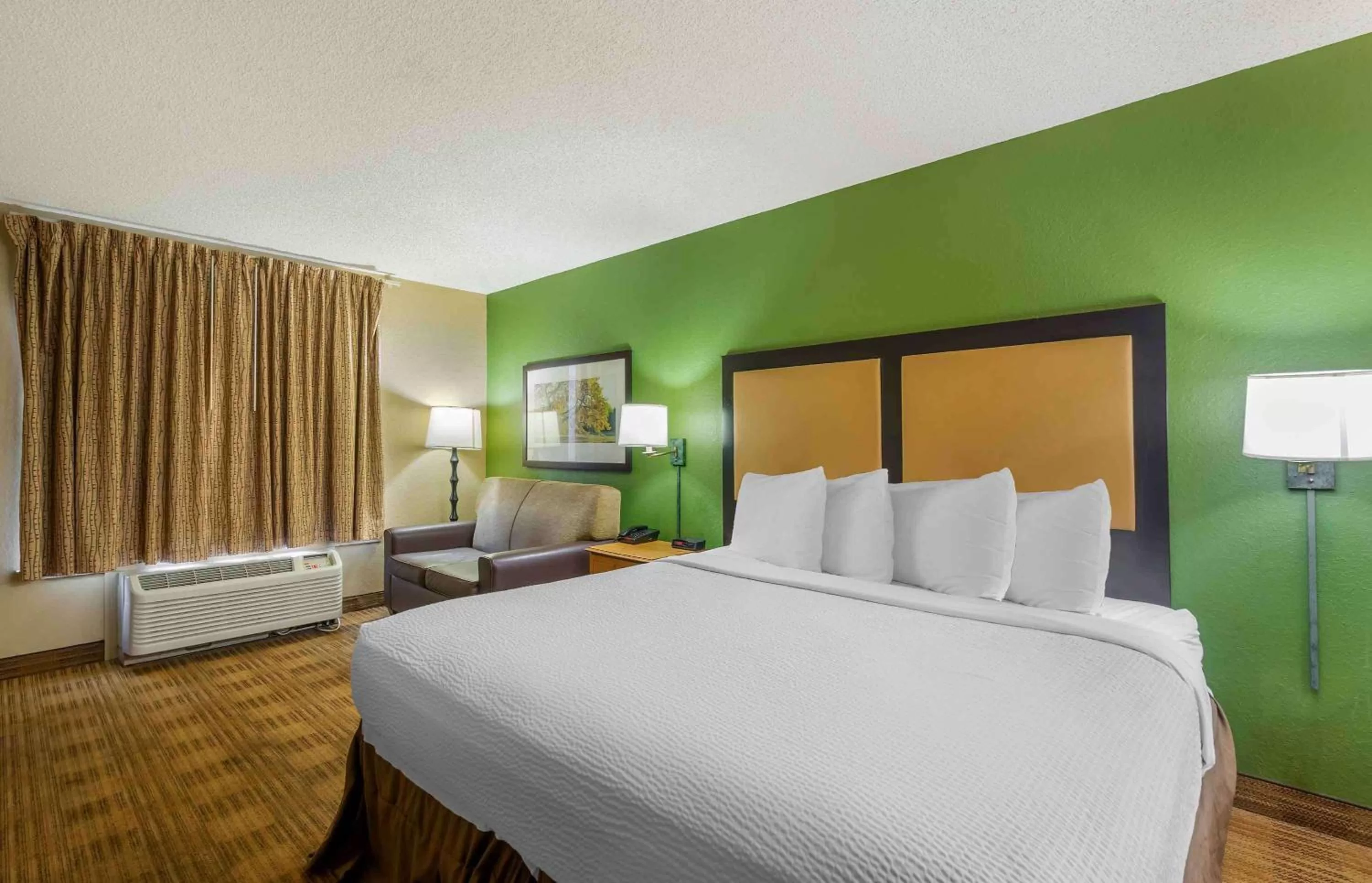 Deluxe Studio with 1 King Bed - Non-Smoking in Extended Stay America Select Suites - Tampa - Brandon