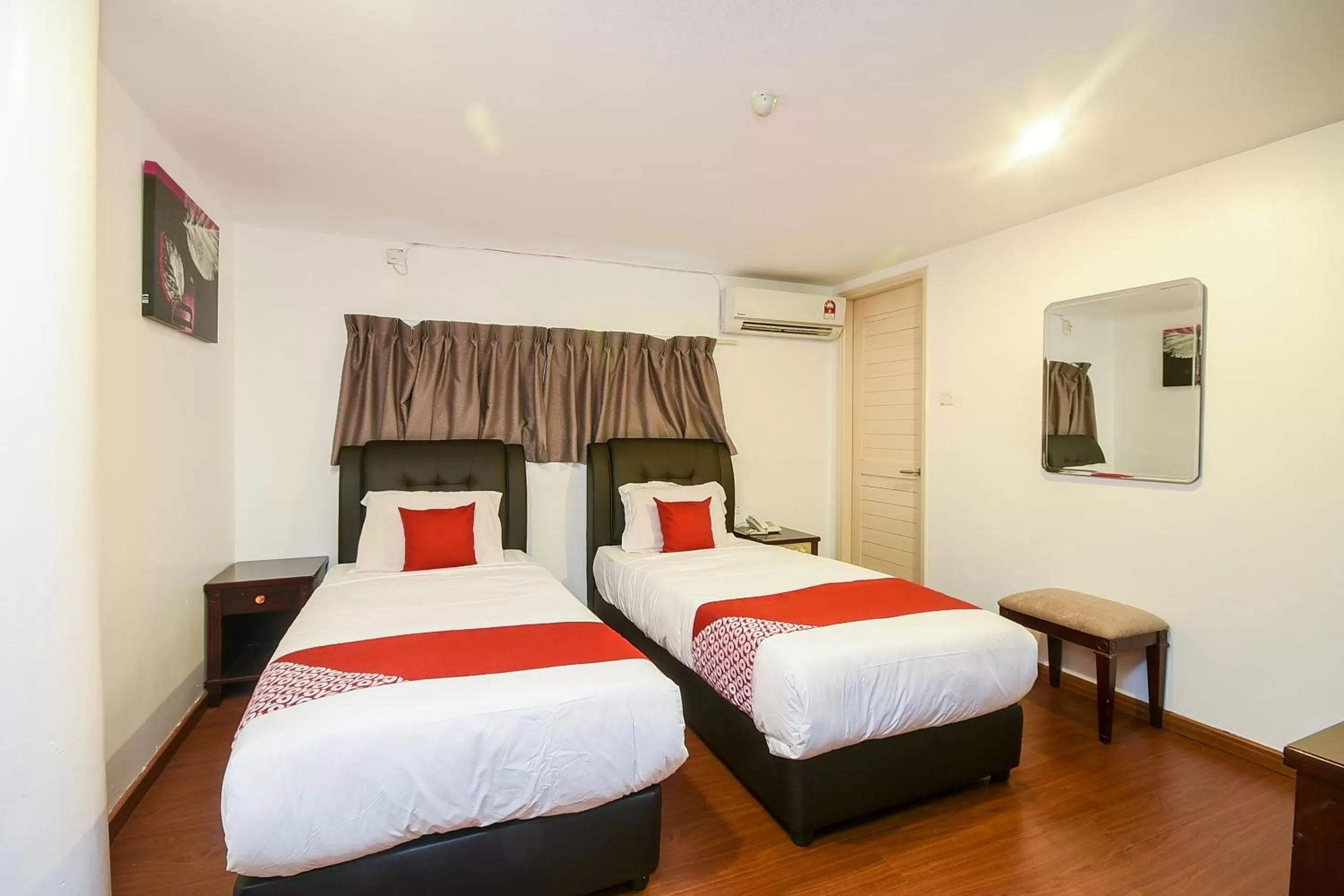 Deluxe Twin Room in Super OYO 976 Dragon Inn