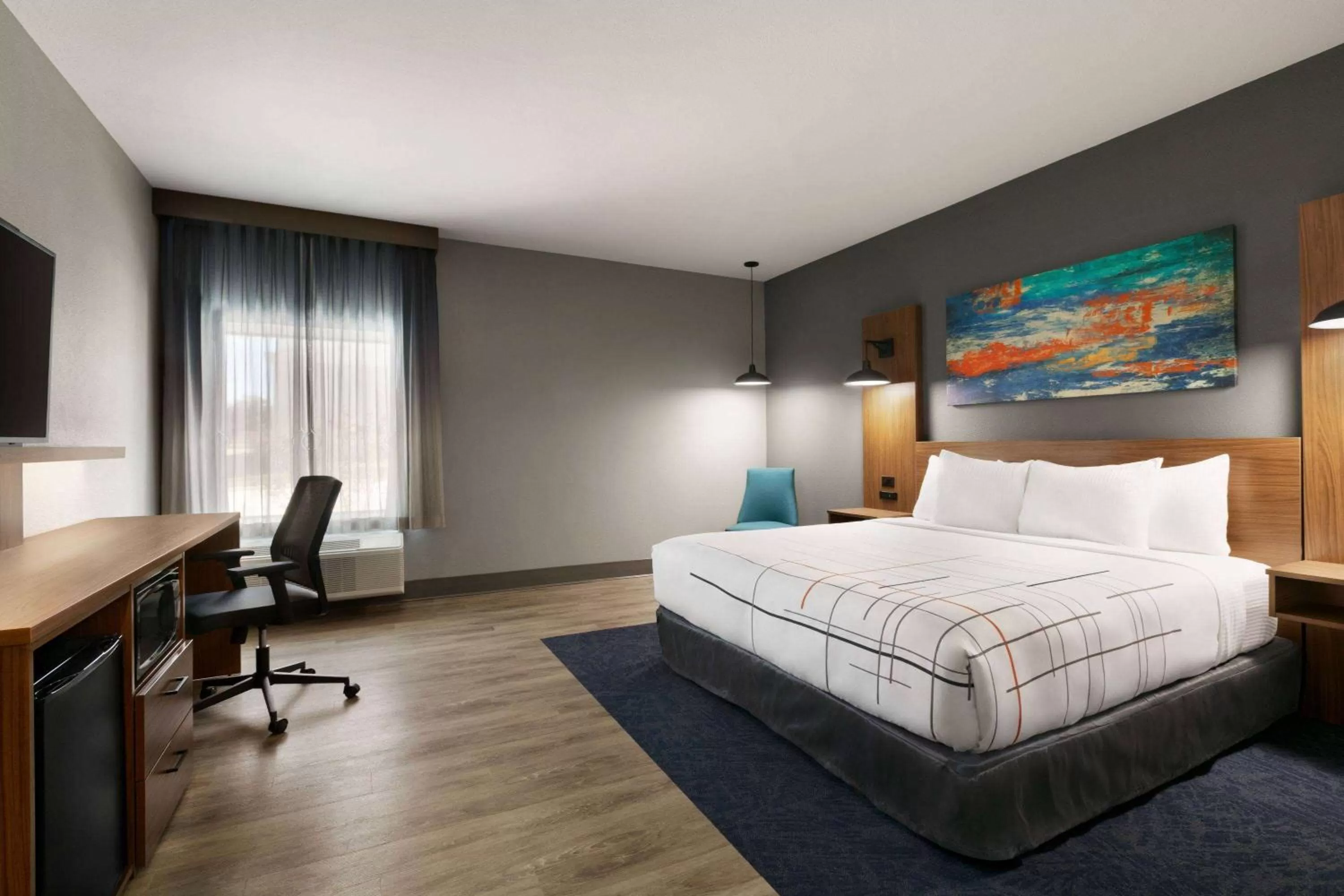 1 King Bed, Mobility Accessible Room, Tub w/ Grab Bars, Non-Smoking in La Quinta Inn & Suites by Wyndham College Station North