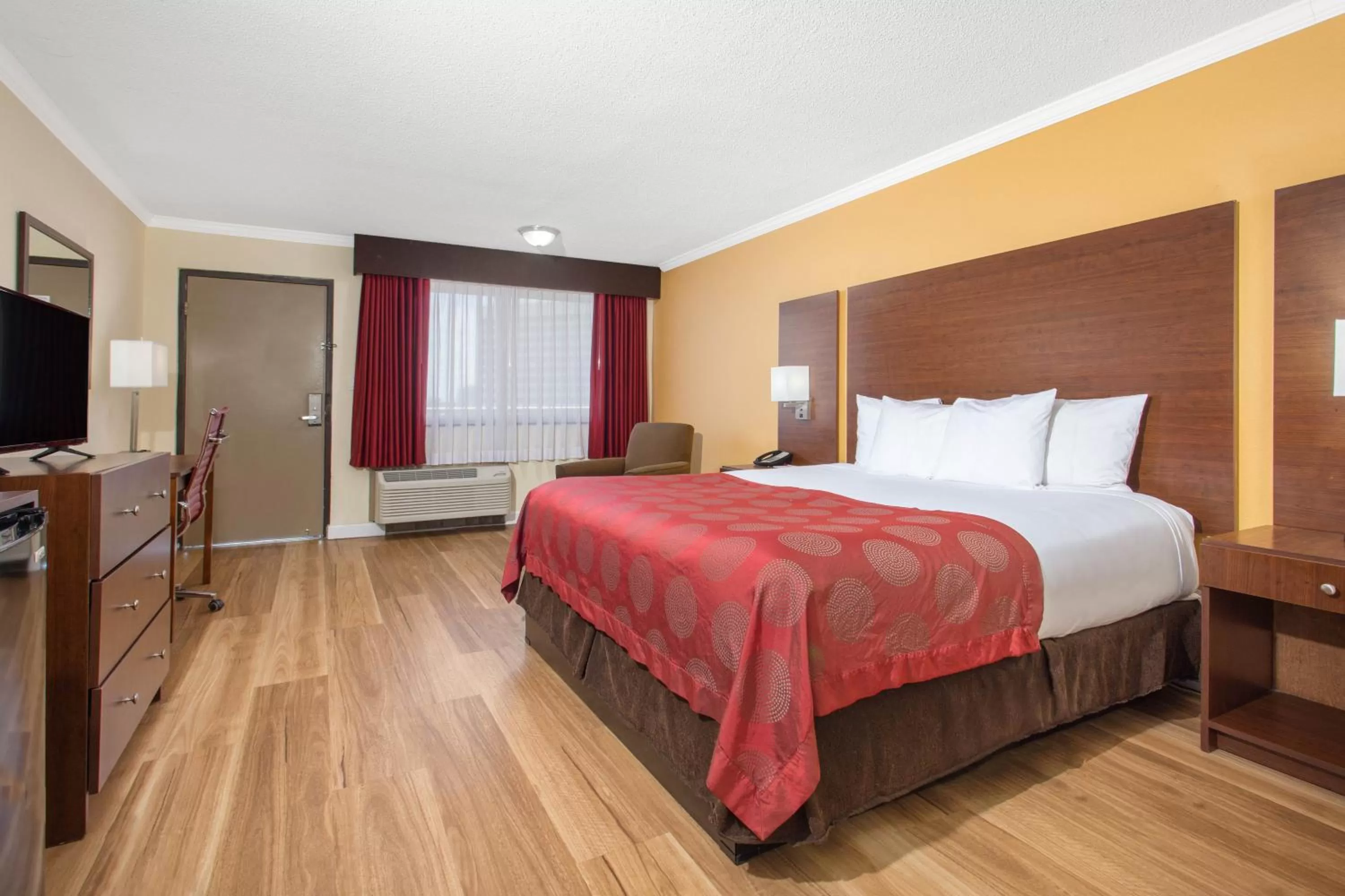 King Room with Courtyard View - Non-Smoking in Ramada by Wyndham Tampa Westshore Airport South